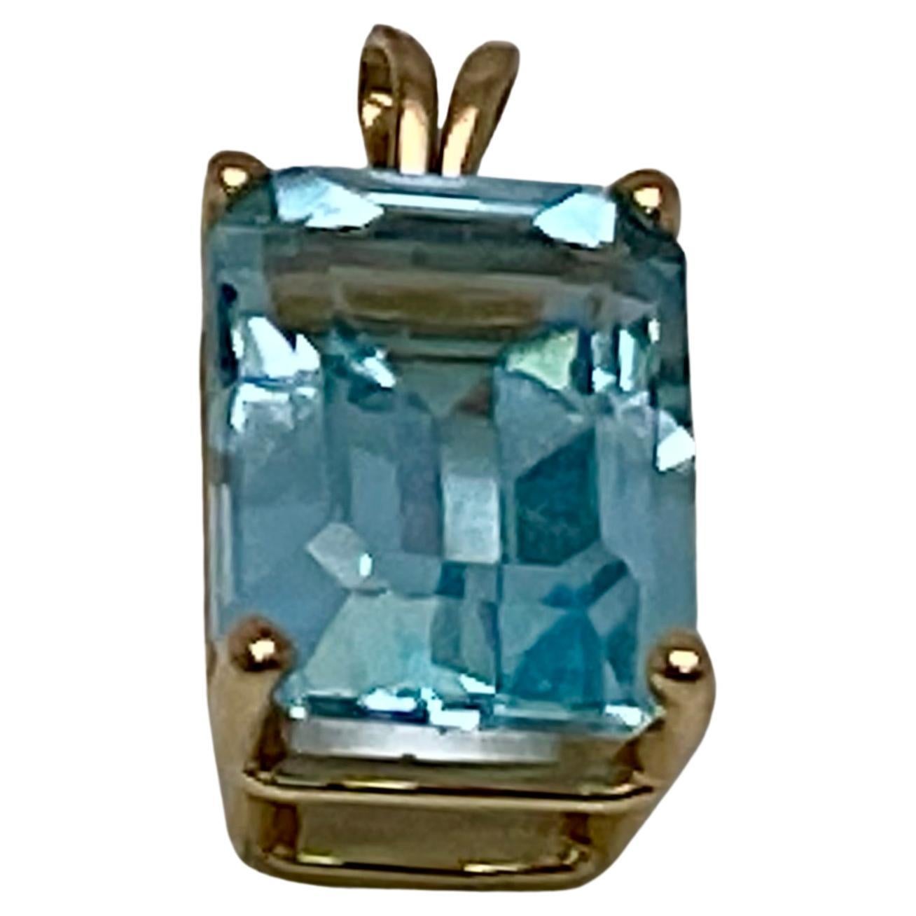 Este es un precioso Colgante de Aguamarina. Está engastada en un importante engaste de Oro Amarillo de 14 quilates, y su peso total es de 3,35 gramos. No hace falta haber nacido en el mes de marzo para apreciar la belleza de una Aguamarina. Éste