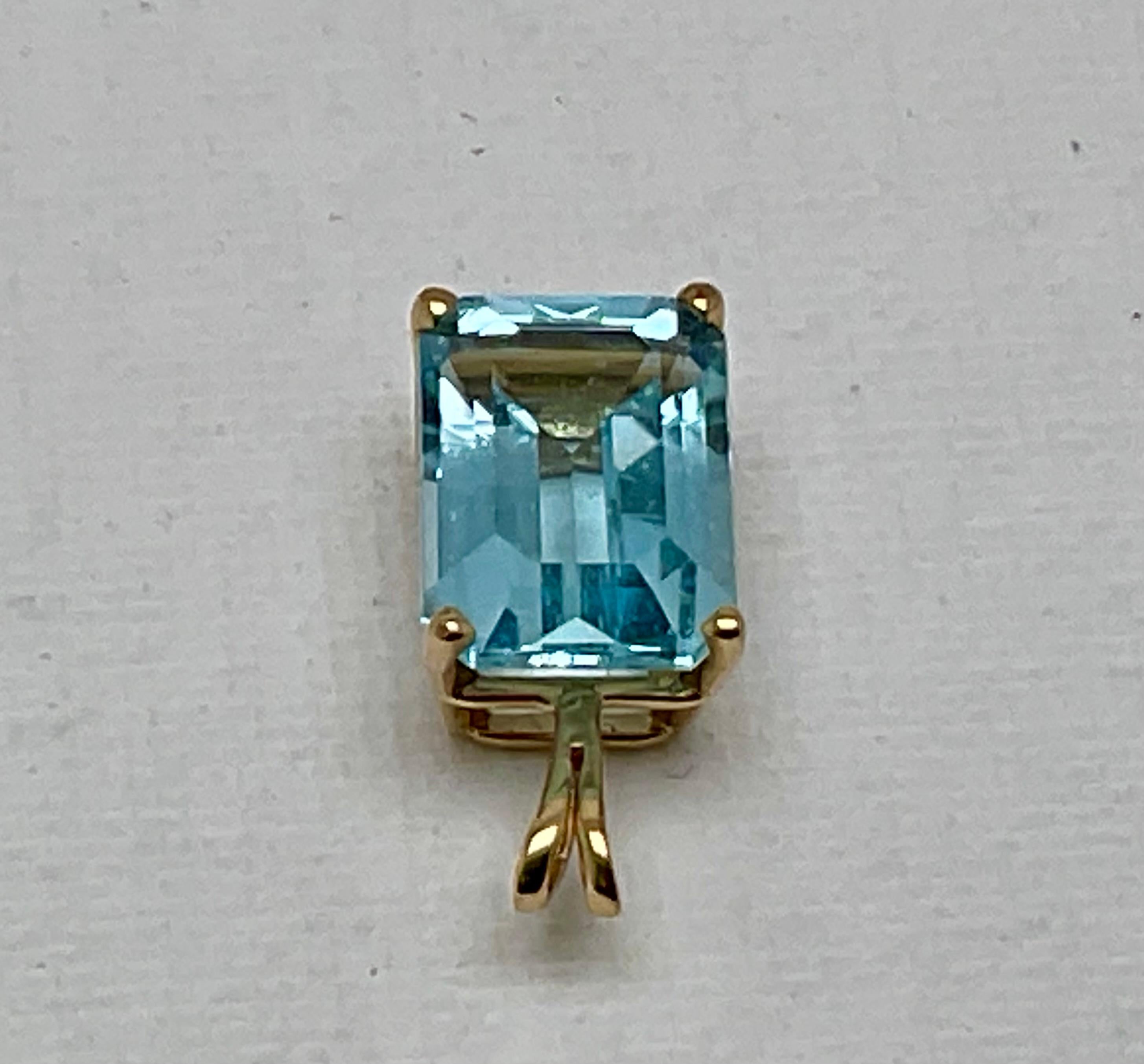 Colgante de aguamarina de oro amarillo de 14 quilates. Corte esmeralda en venta