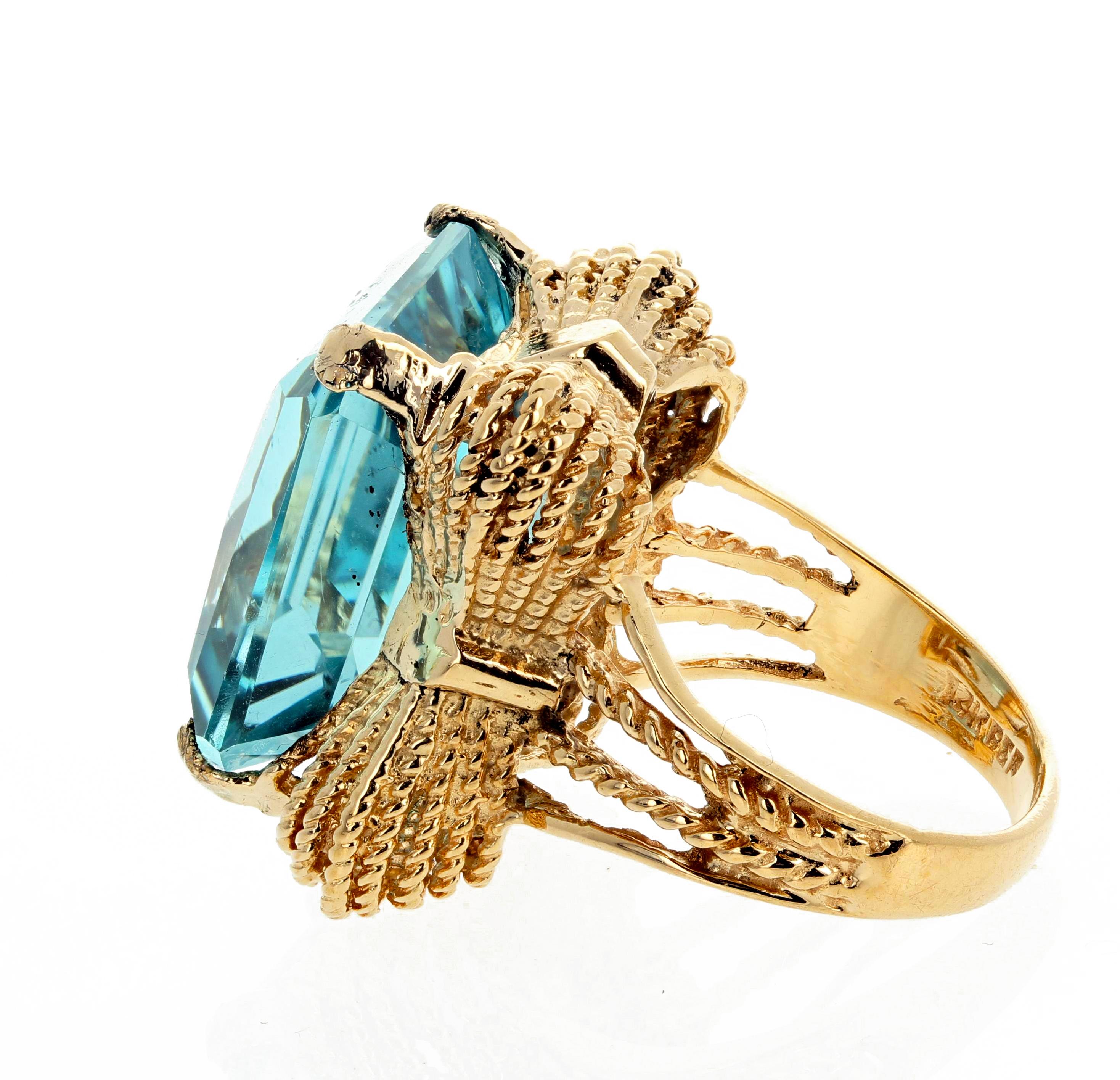 Women's or Men's Brilliant Glittering 19 Carat Aquamarine Gold Ring
