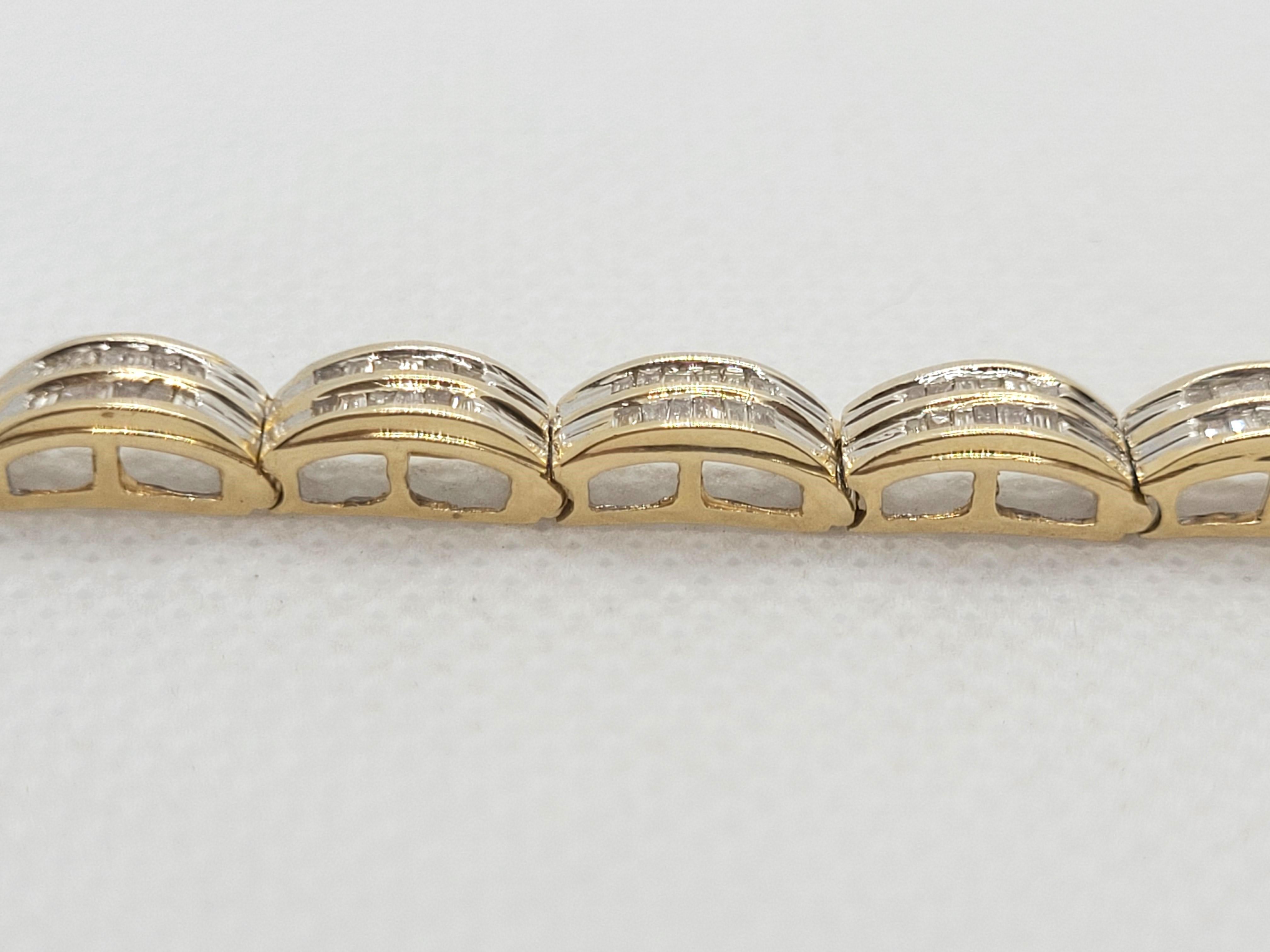 Bracelet en or jaune 14 carats avec diamants taille baguette d'environ 5,00 carats en vente 2