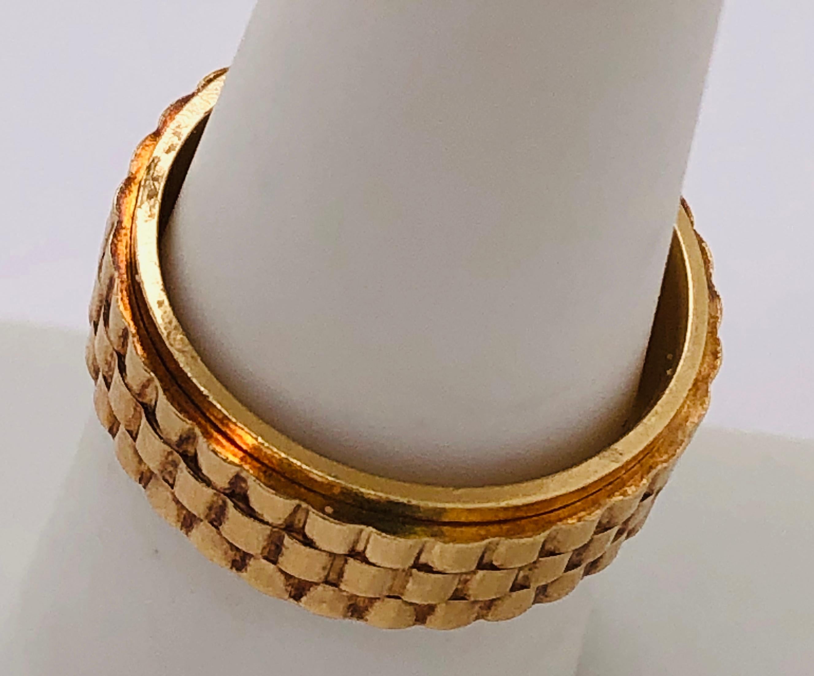 Anello a fascia o fede nuziale in oro giallo 14 carati con design a intreccio In condizioni buone in vendita a Manhasset, NY