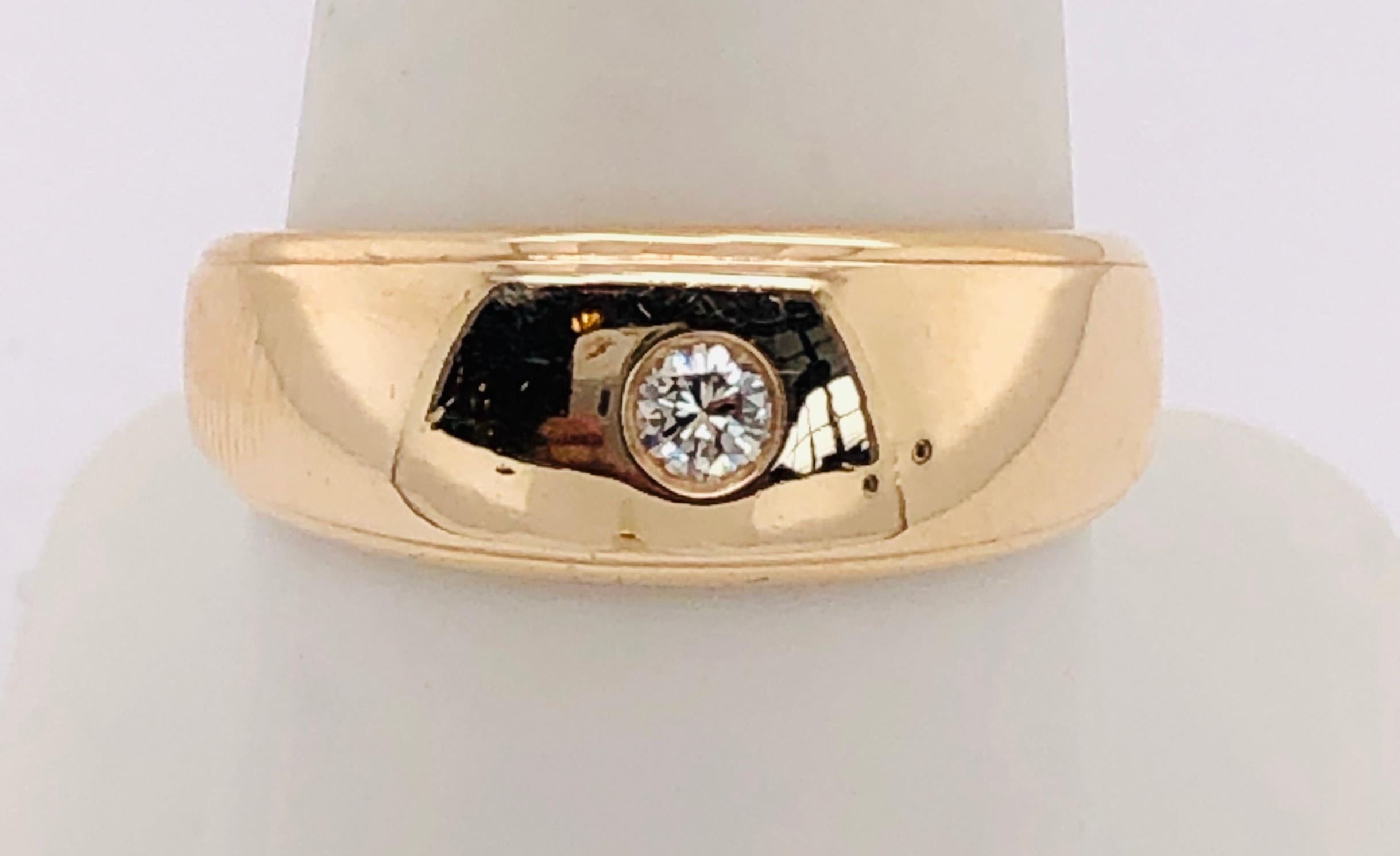 Round Cut 14 Karat Yellow Gold Band Ring with .15 Carat Center Diamond Round For Sale