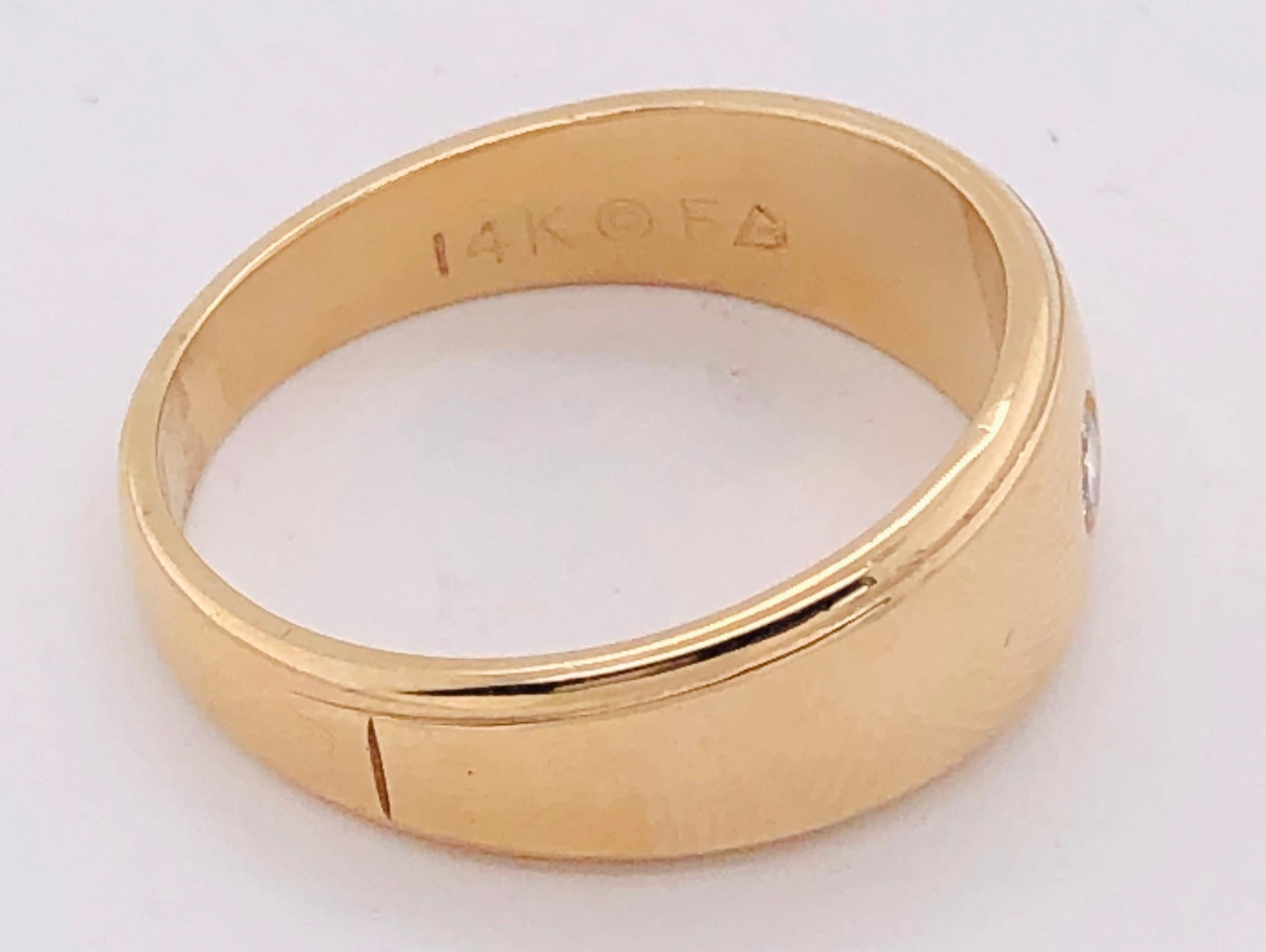 14 Karat Yellow Gold Band Ring with .15 Carat Center Diamond Round For Sale 2