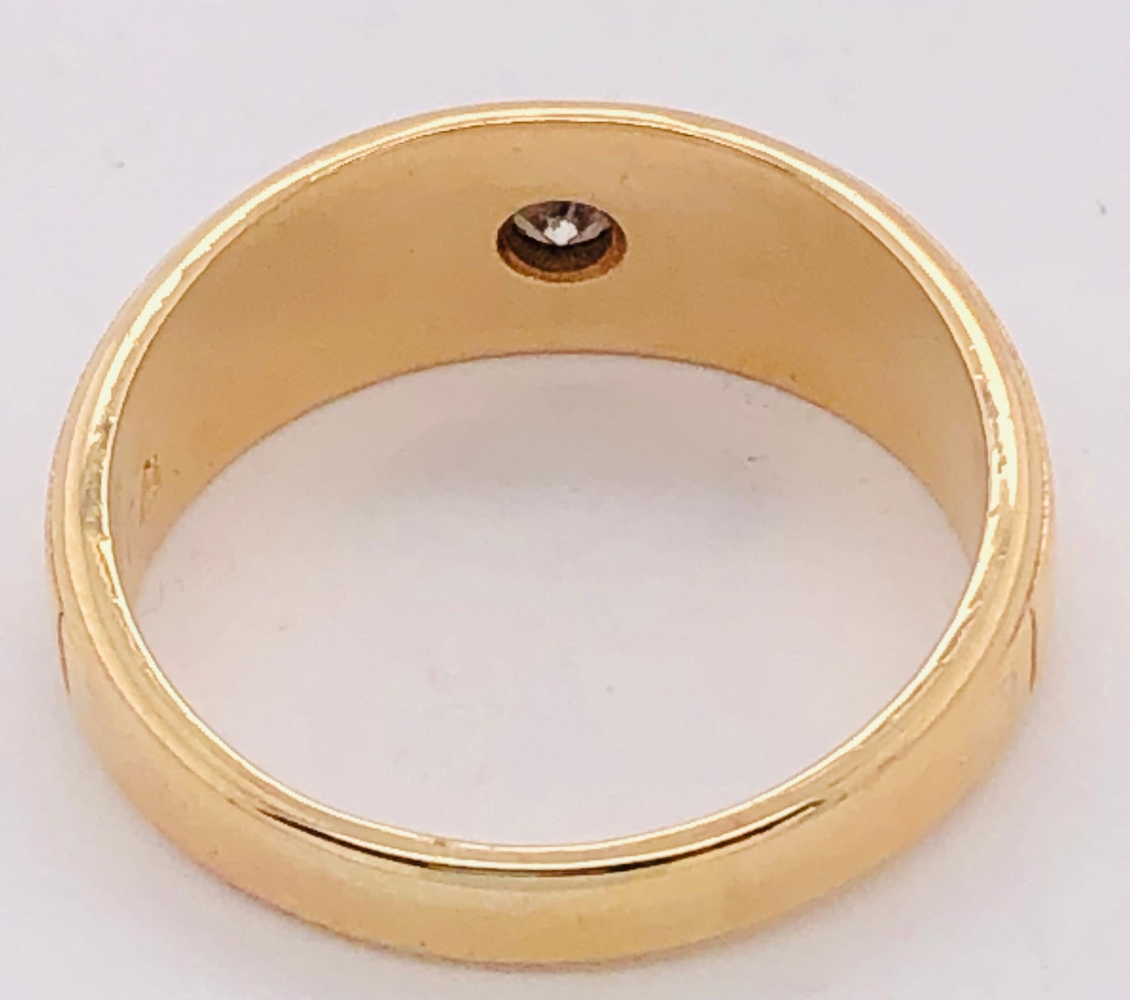 14 Karat Yellow Gold Band Ring with .15 Carat Center Diamond Round For Sale 3