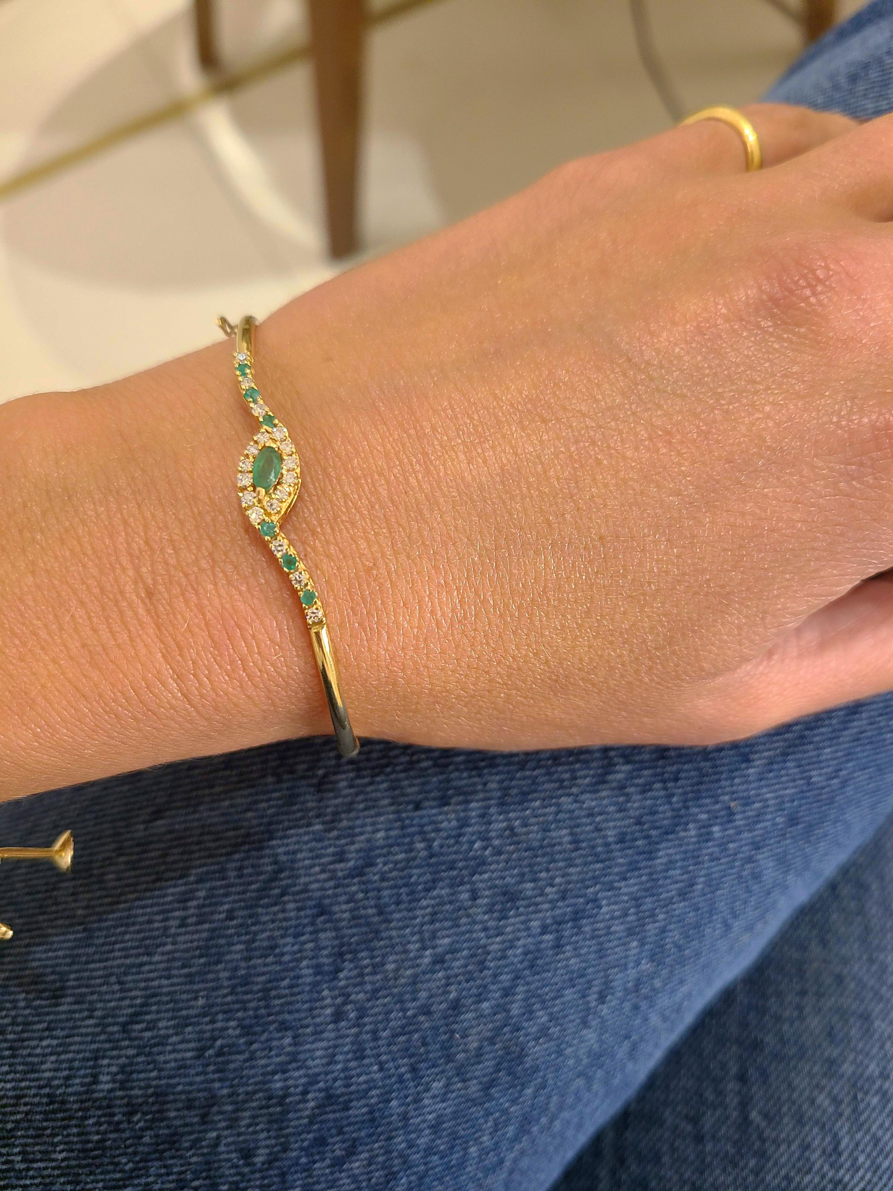 Taglio marquise Bracciale Bangle in oro 14 carati con smeraldi da.85 carati e diamanti da.33 carati in vendita