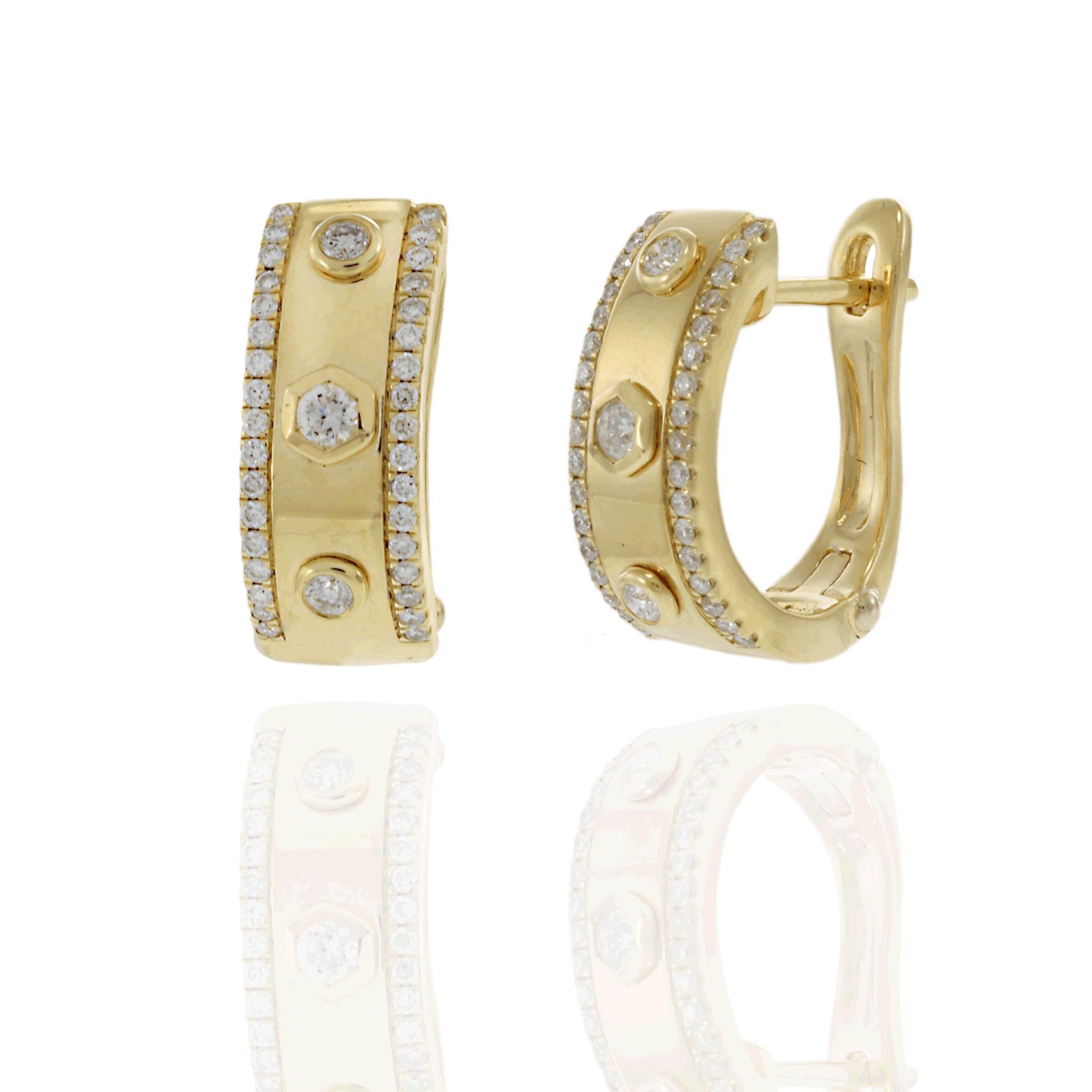 Raffinées et rayonnantes, ces boucles d'oreilles en or jaune 14KT offrent une touche de modernité et un luxe intemporel. Chaque anneau est orné de diamants ronds de taille brillant sertis en chaton totalisant 0,31 carat, flanqués de diamants pavés