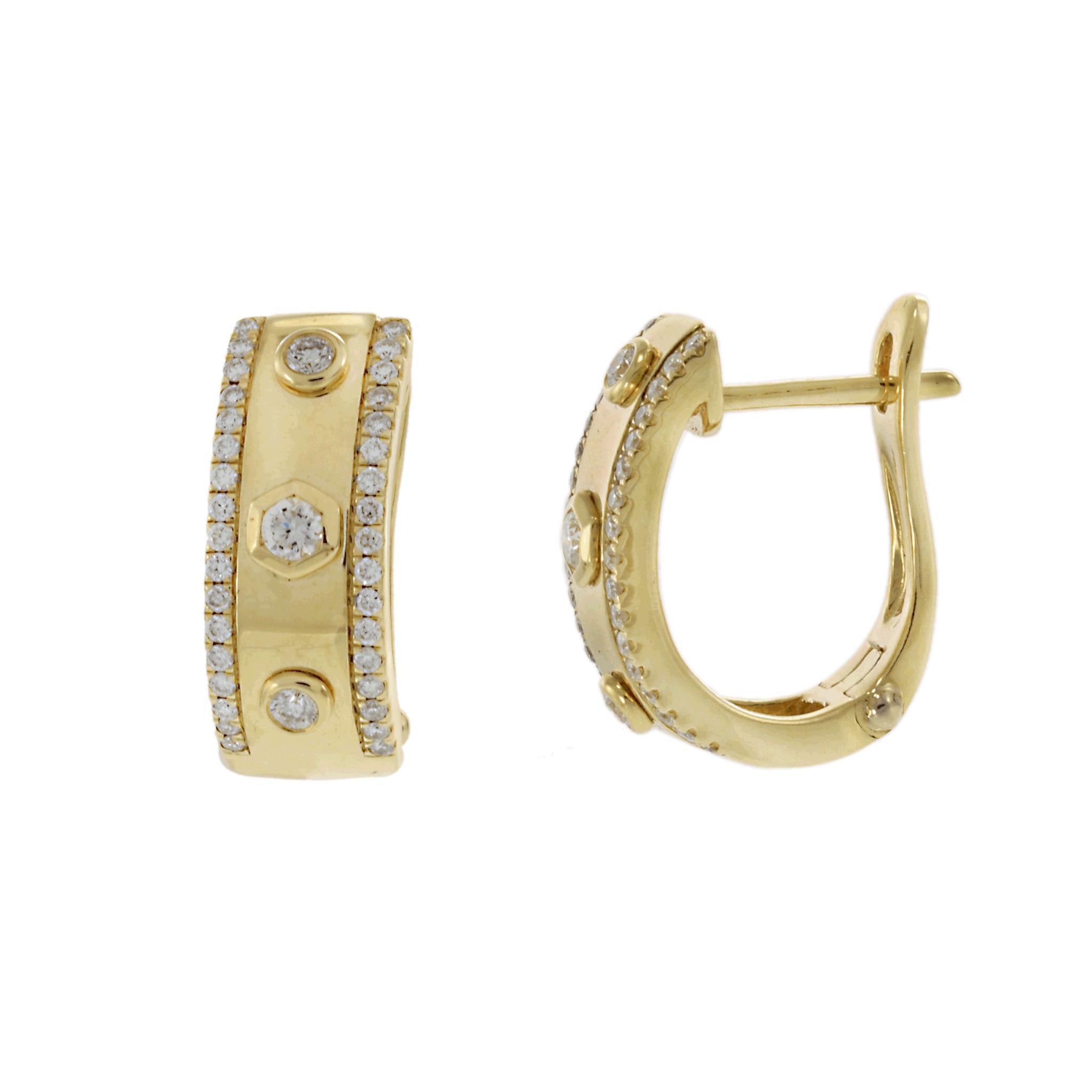 Boucles d'oreilles Huggie en or jaune 14KT avec chaton et diamants Neuf - En vente à New York, NY