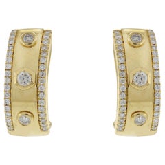 Boucles d'oreilles Huggie en or jaune 14KT avec chaton et diamants