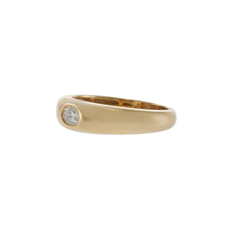 Espressione senza tempo di una sobria eleganza, questo anello in oro giallo 14KT presenta un diamante ovale a filo in una montatura liscia. Con la sua fascia morbidamente bombata e la silhouette minimalista, il design offre il massimo impatto con