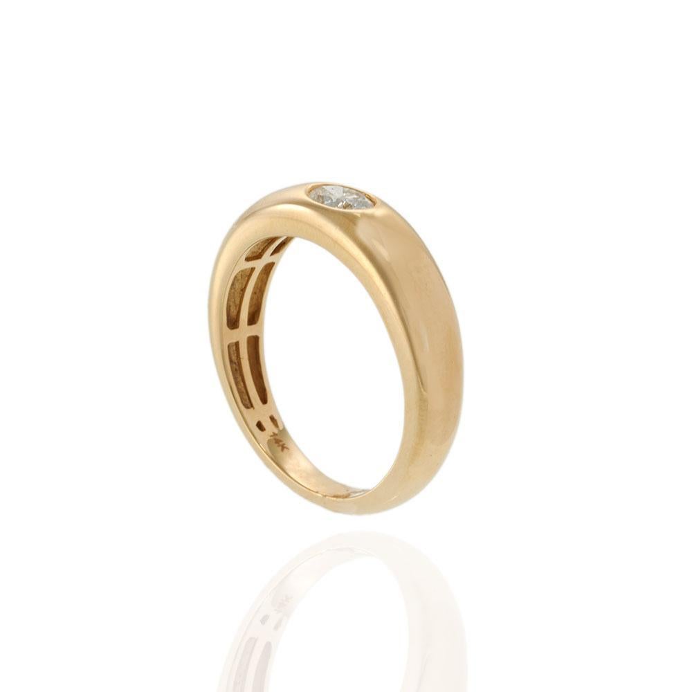 Anello in oro giallo 14KT con castone e diamante ovale incastonato In condizioni Nuovo in vendita a New York, NY