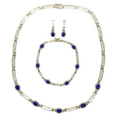 Trio de boucles d'oreilles, bracelet et collier en or jaune 14 carats et lapis bleu à motif de clé grecque