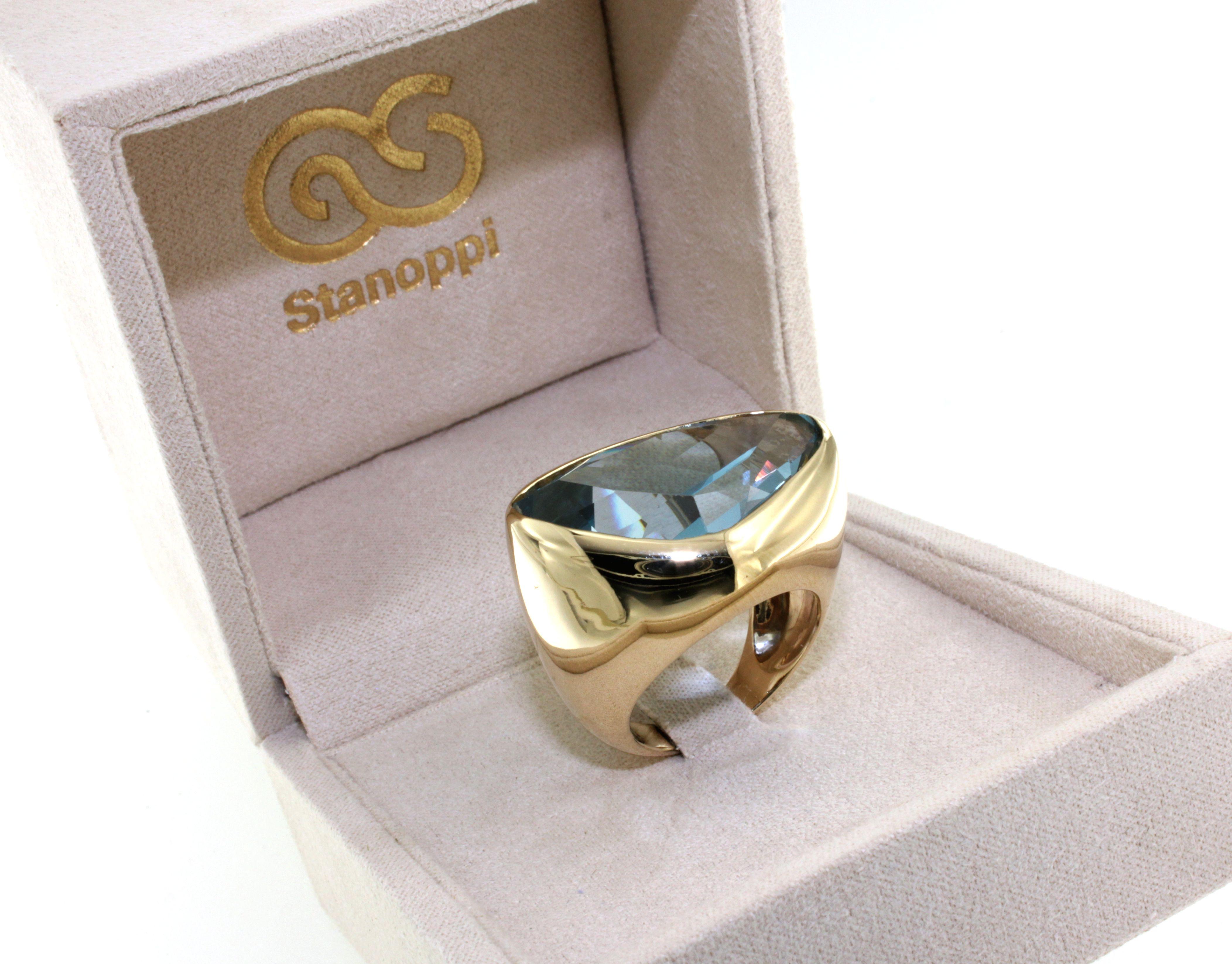 14Kt Yellow Gold Blue Topaz Stones Fashion Cocktail Engagement Modern Ring For Sale 5