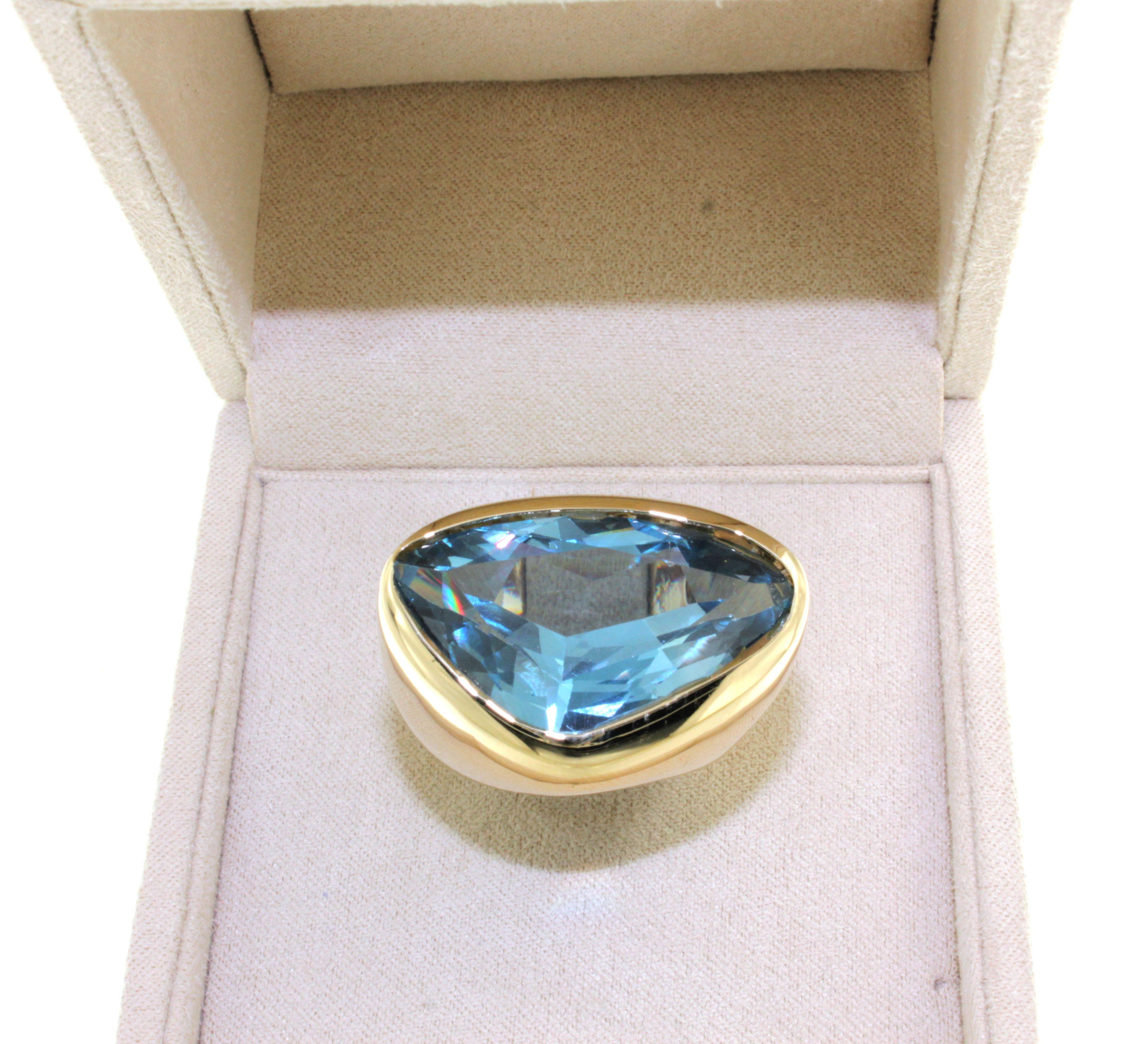 14Kt Yellow Gold Blue Topaz Stones Fashion Cocktail Engagement Modern Ring For Sale 7
