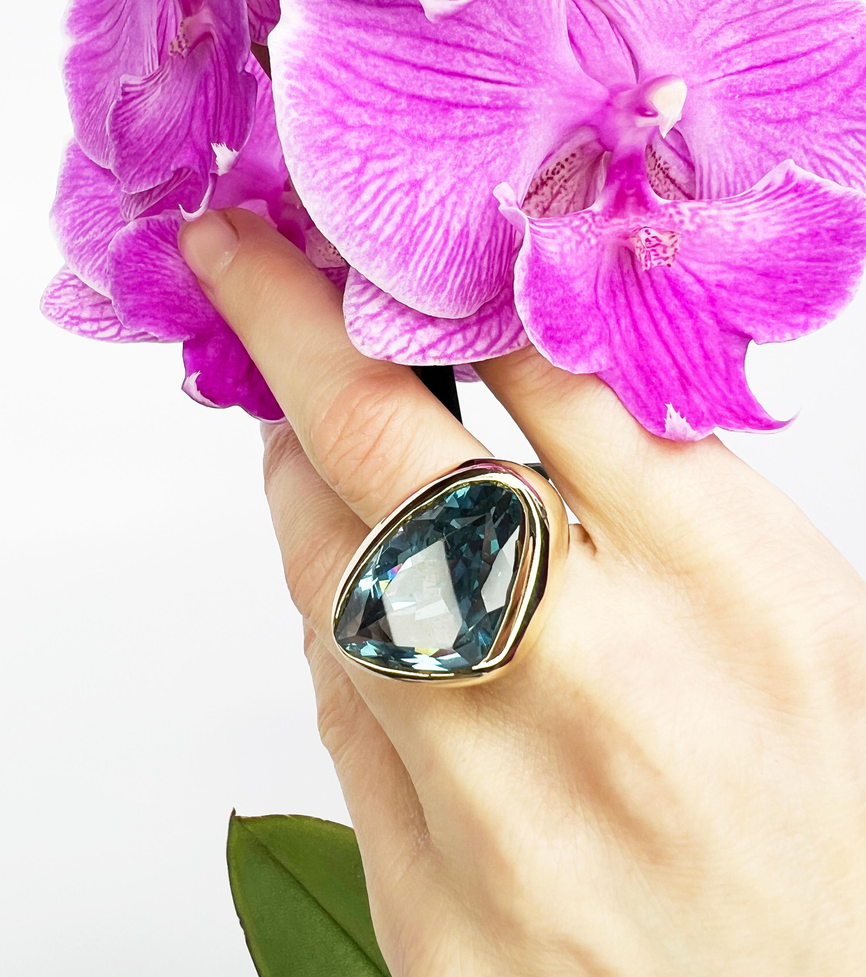 Artisan 14Kt Yellow Gold Blue Topaz Stones Fashion Cocktail Engagement Modern Ring For Sale
