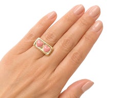 Bague à double cœur en émail rose blush en or jaune 14kt par Alison Lou, circa 2018.
