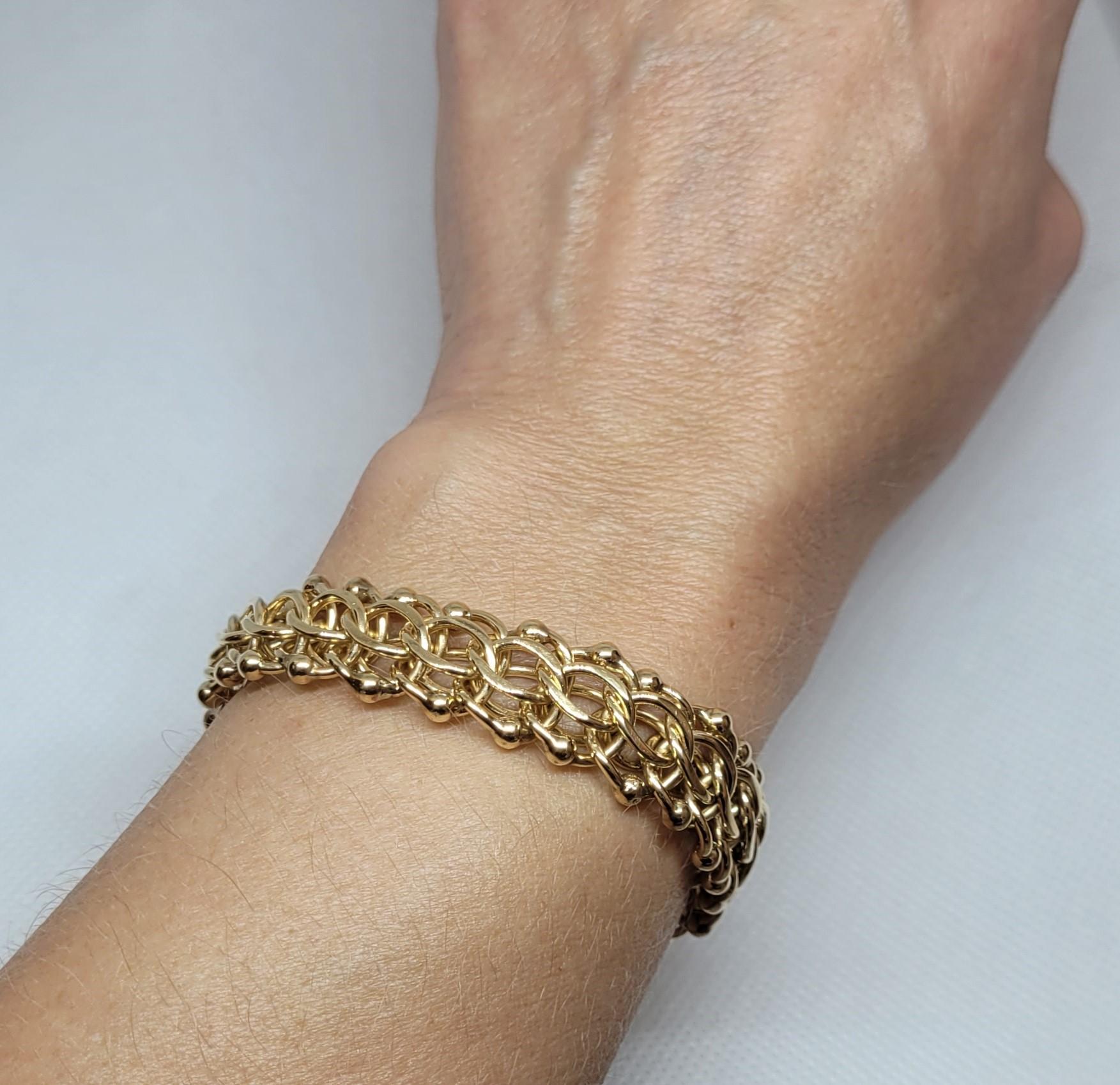 Wir präsentieren das atemberaubende 14kt Gelbgold Fancy Link Armband! Dieses exquisite Stück ist 15 mm breit, 6 mm dick und 7,5 cm lang. Er ist mit einem Push-in-Verschluss und einer doppelten Achter-Sicherung versehen, die für zusätzliche