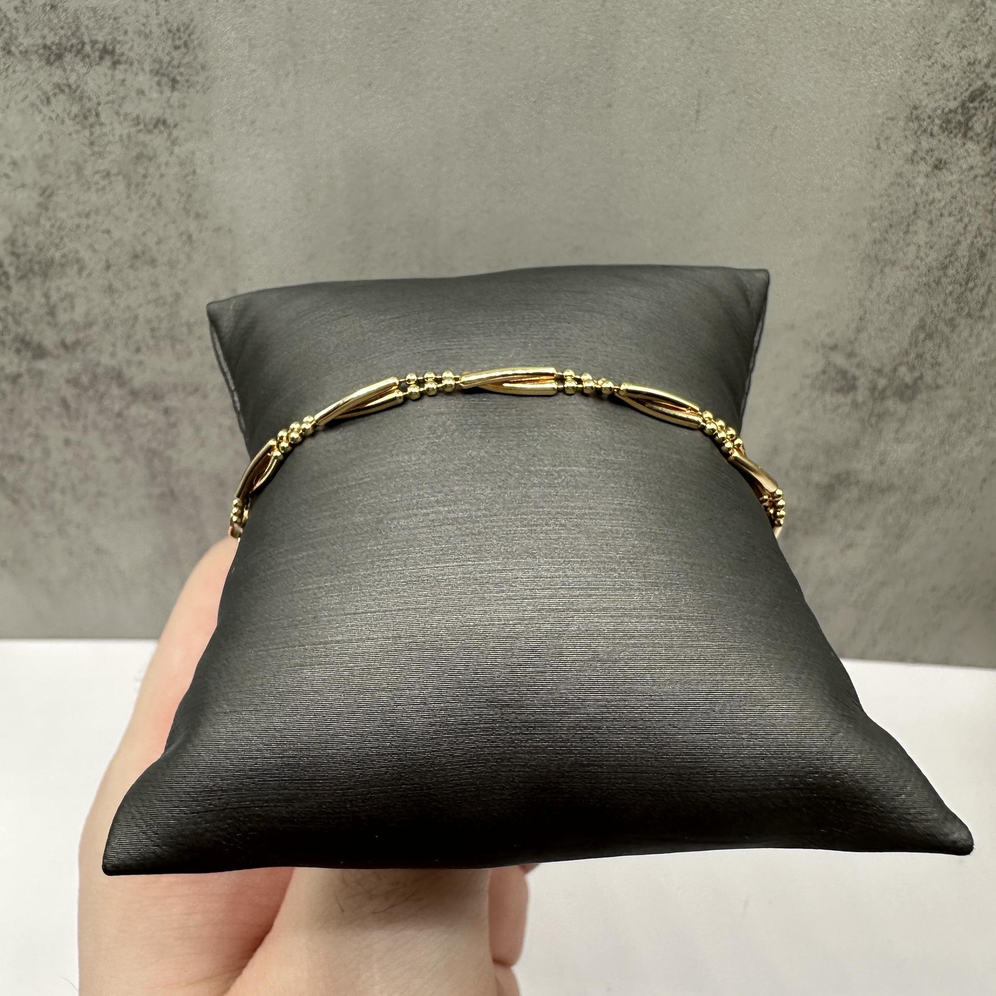Cet élégant bracelet en or jaune 14kt présente une largeur de 3 mm et une longueur de 7 pouces, offrant un design élégant et intemporel. Avec un poids de 3,8 grammes, il offre une tenue durable et confortable pour un usage quotidien. Le fermoir en