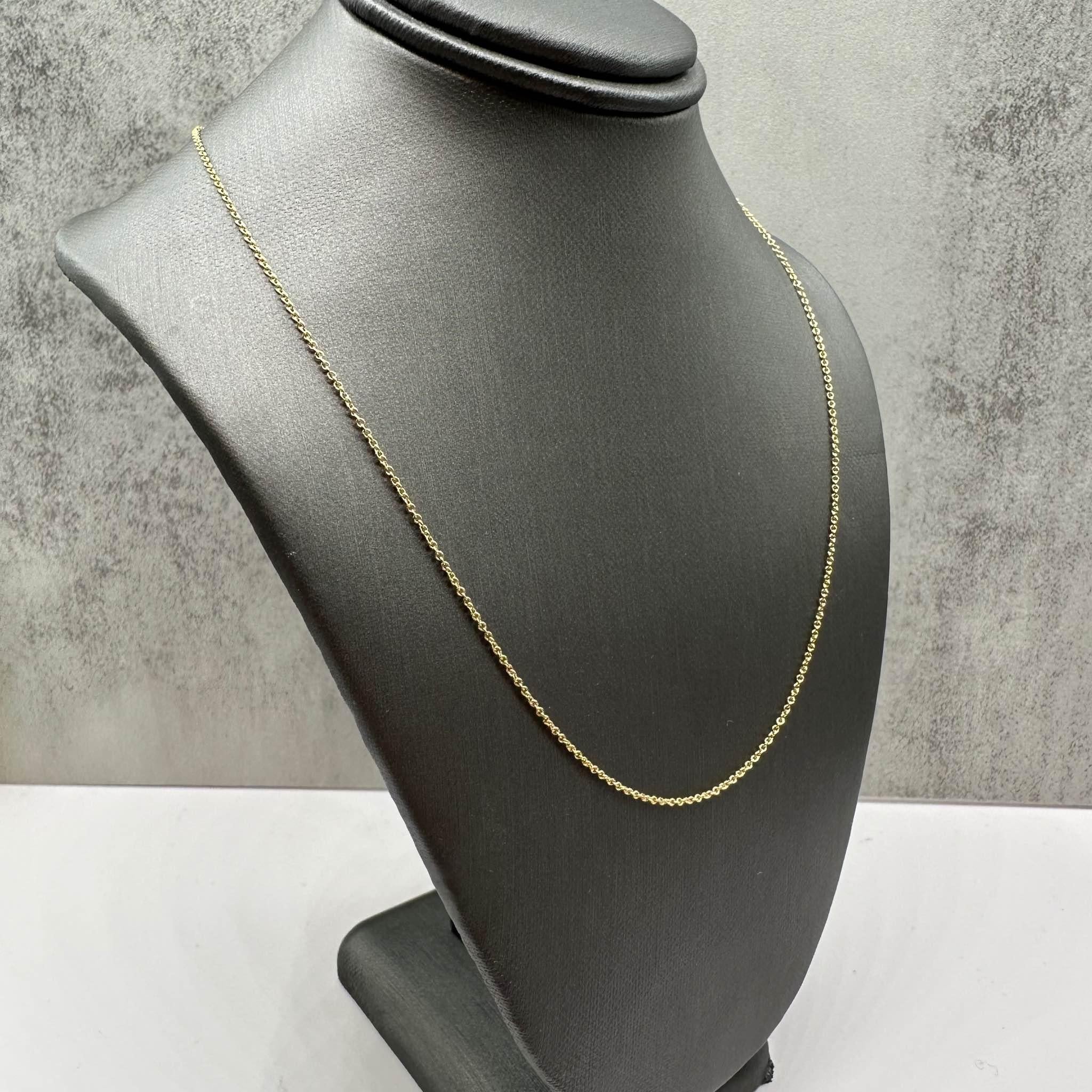 Cette élégante chaîne câblée en or jaune 14kt est réglable entre 14 et 16 pouces, offrant des options de style polyvalentes. Avec un poids de 1,3 gramme, il est à la fois léger et durable. La chaîne solide est munie d'un fermoir à mousqueton pour