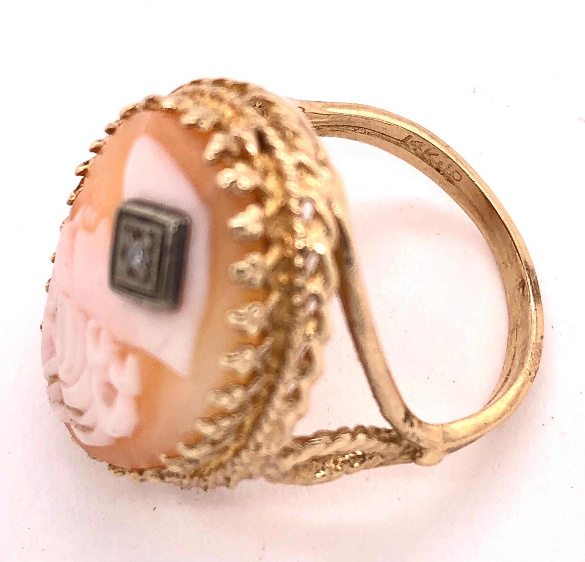 14 Karat Yellow Gold Cameo Ring with Round Diamond In Good Condition For Sale In Manhasset, NY