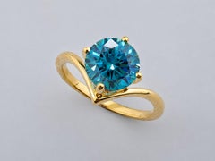 14-Karat-Gelbgold „Celestial Azure“: Solitärring mit rundem blauem Topas in Wishbone-Form, 4,42