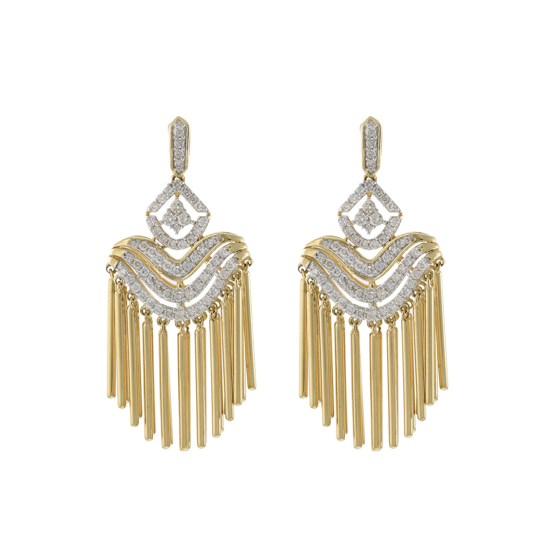 Questi splendidi orecchini a lampadario sono realizzati in oro giallo 14KT e presentano 1,06 carati di diamanti a taglio rotondo. Il design è evidenziato da eleganti barre d'oro pendenti, che aggiungono movimento e un tocco di glamour. Perfetti per