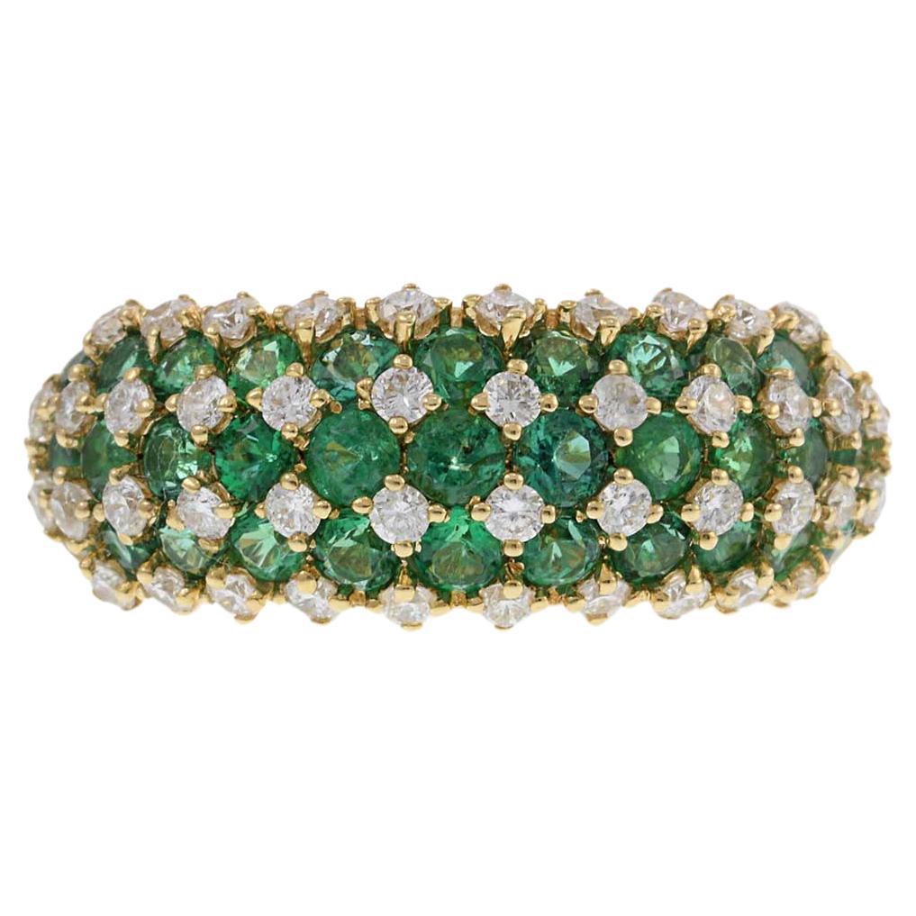 Anillo de oro amarillo de 14 quilates con esmeraldas en damero y cúpula de diamantes