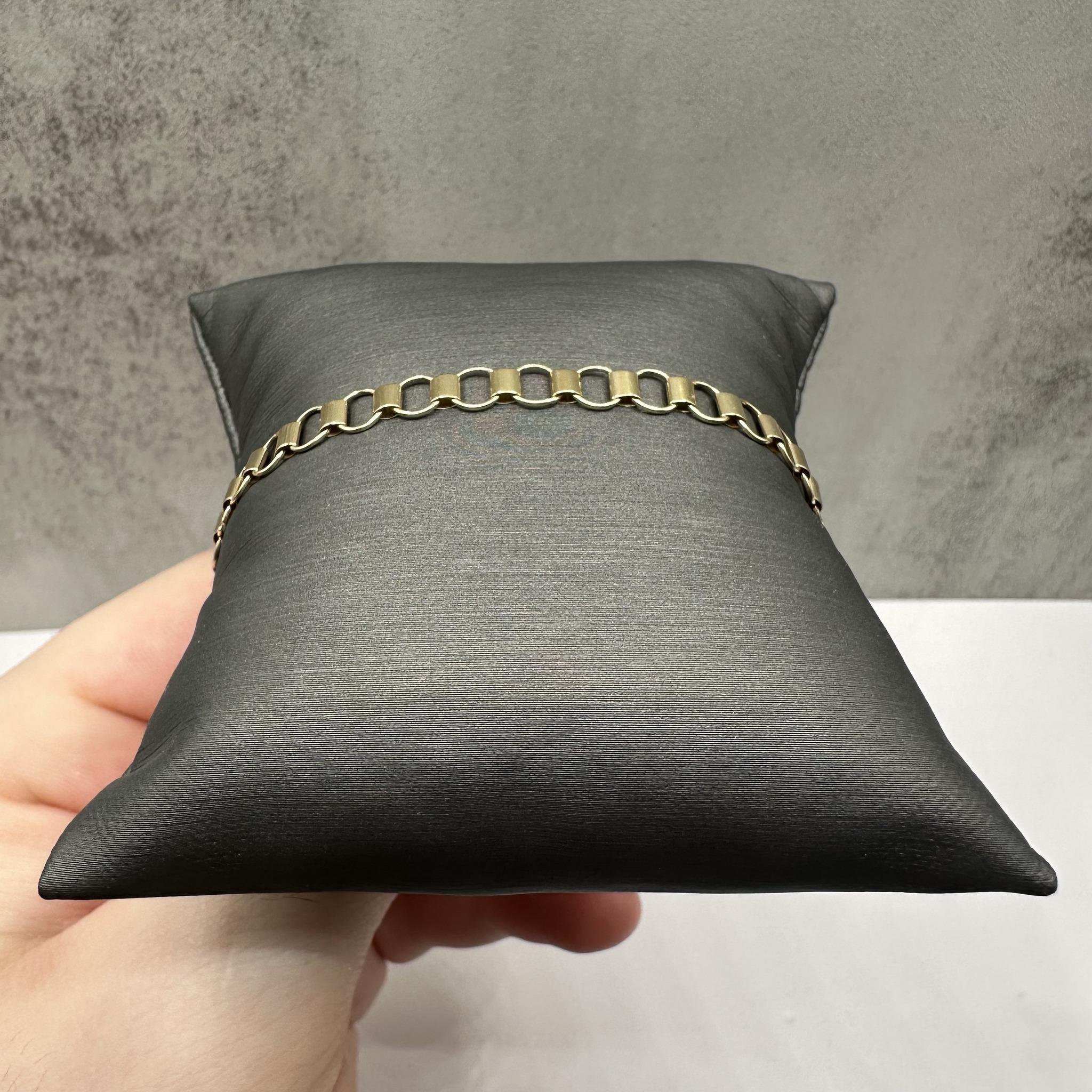 Esta elegante pulsera de eslabones circulares de oro amarillo de 14 quilates tiene una anchura de 5,2 mm y una longitud de 7,5 pulgadas, ofreciendo un diseño clásico y atemporal. Con un peso de 3,5 gramos, es sólido y duradero, perfecto para
