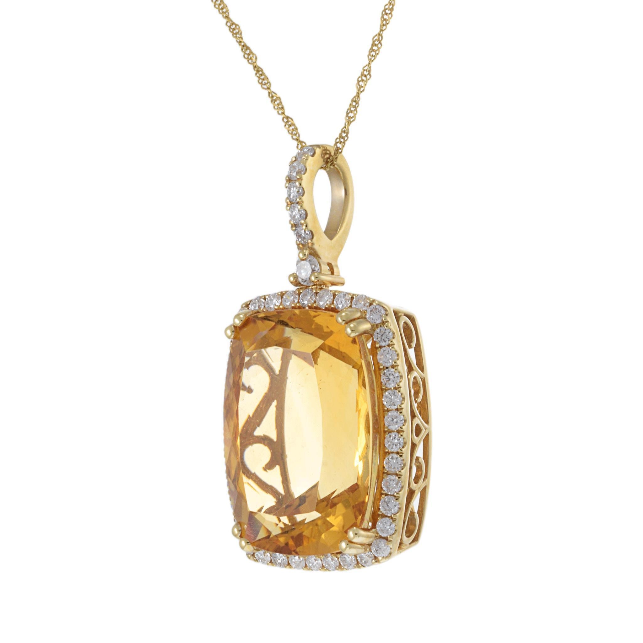 Une lumineuse citrine de 19,81 carats se trouve au cœur de ce pendentif en or jaune 14KT, encadrée par un halo de diamants ronds de taille brillant totalisant 0,81 carats. La riche teinte orangée de la citrine est complétée par de fins détails