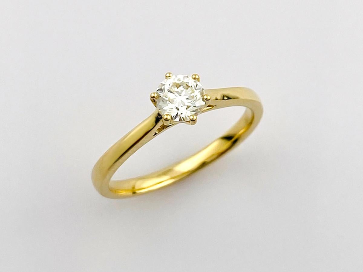 Contemporain Bague de fiançailles solitaire en or jaune 14KT avec diamant rond classique en vente