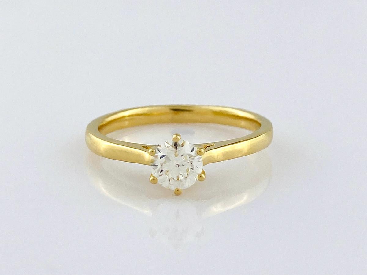 Taille brillant Bague de fiançailles solitaire en or jaune 14KT avec diamant rond classique en vente