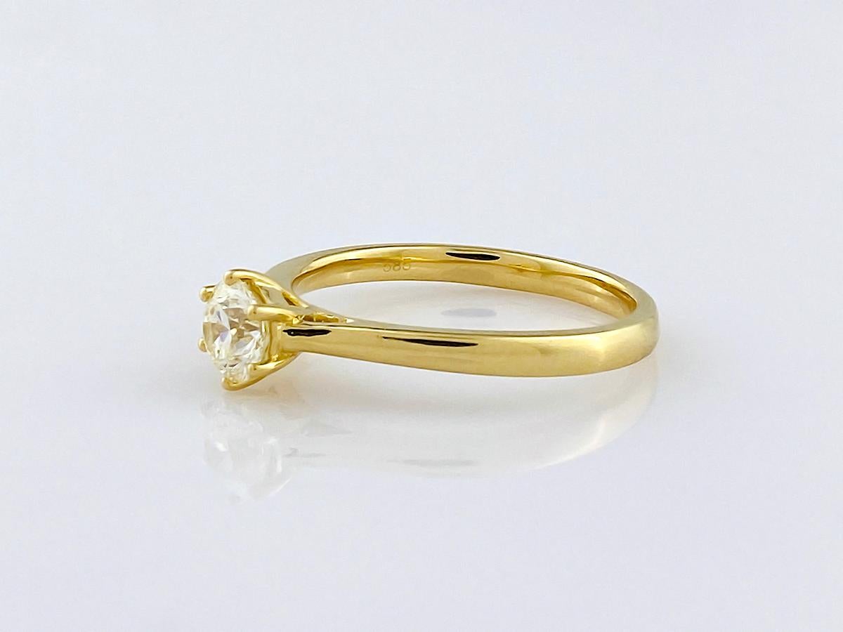 Bague de fiançailles solitaire en or jaune 14KT avec diamant rond classique Neuf - En vente à Antwerp, BE