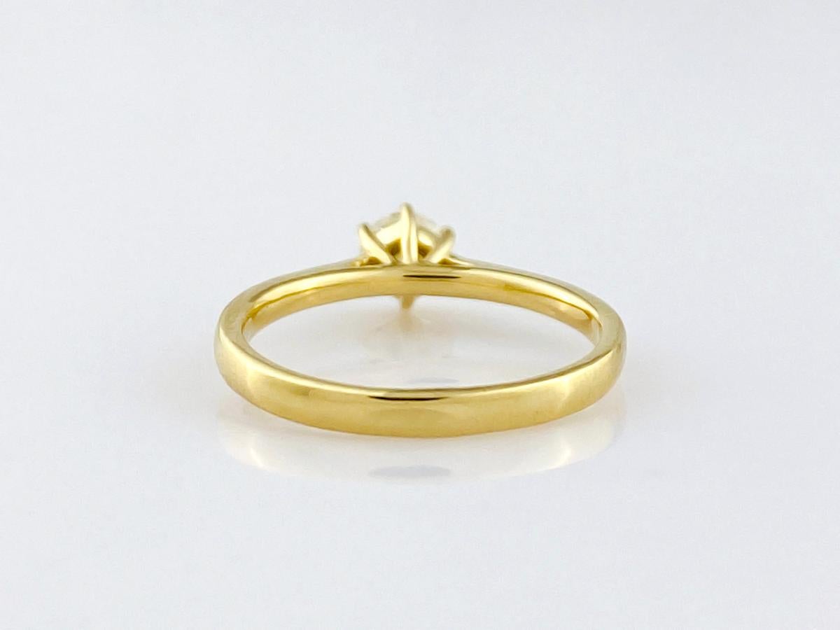 Bague de fiançailles solitaire en or jaune 14KT avec diamant rond classique en vente 1