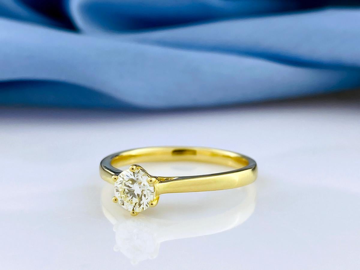 Bague de fiançailles solitaire en or jaune 14KT avec diamant rond classique en vente 2