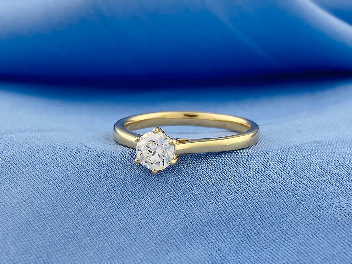 Bague de fiançailles solitaire en or jaune 14KT avec diamant rond classique en vente 3