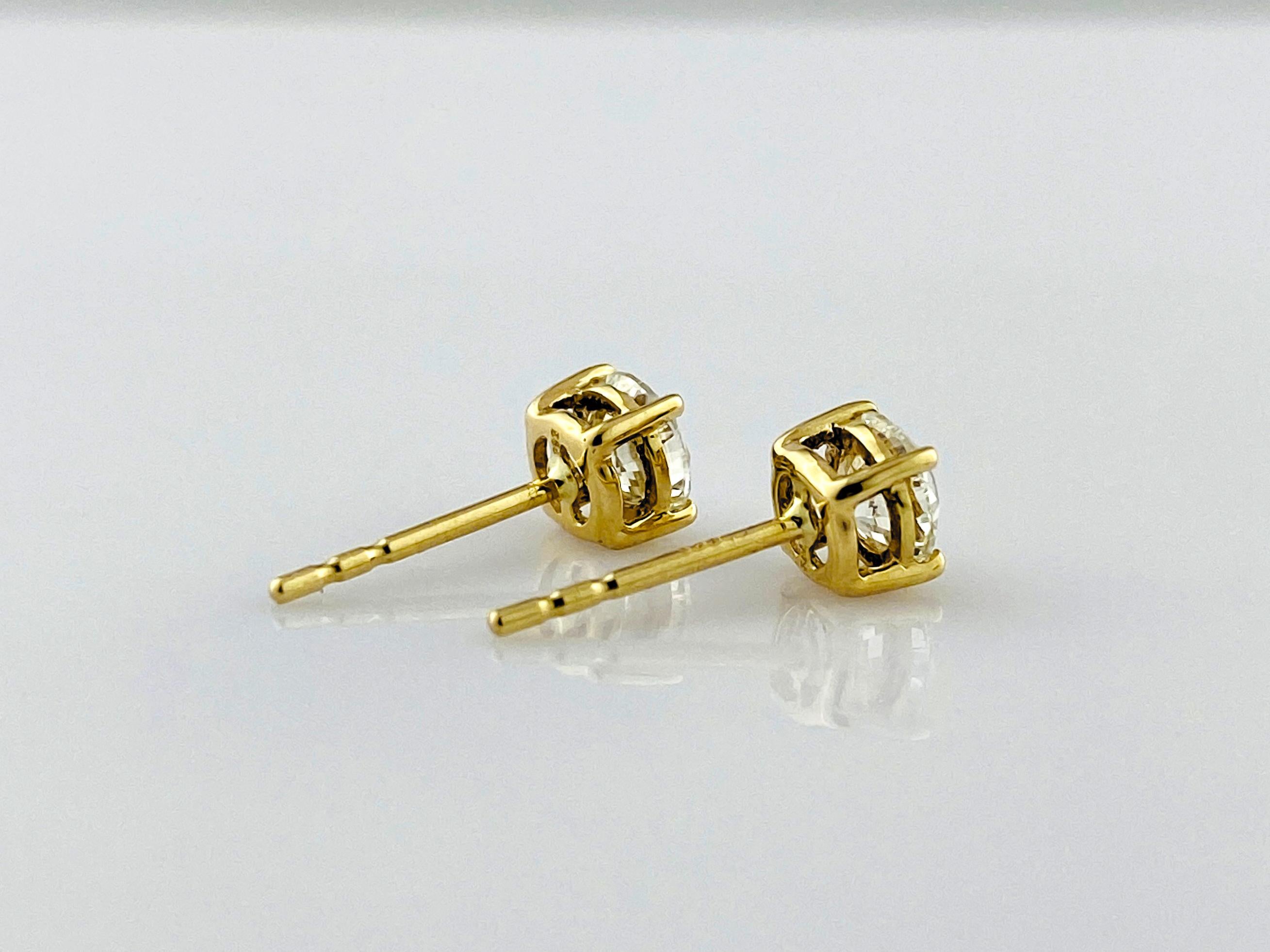 Boucles d'oreilles en or jaune 14KT avec diamant rond classique en vente 4
