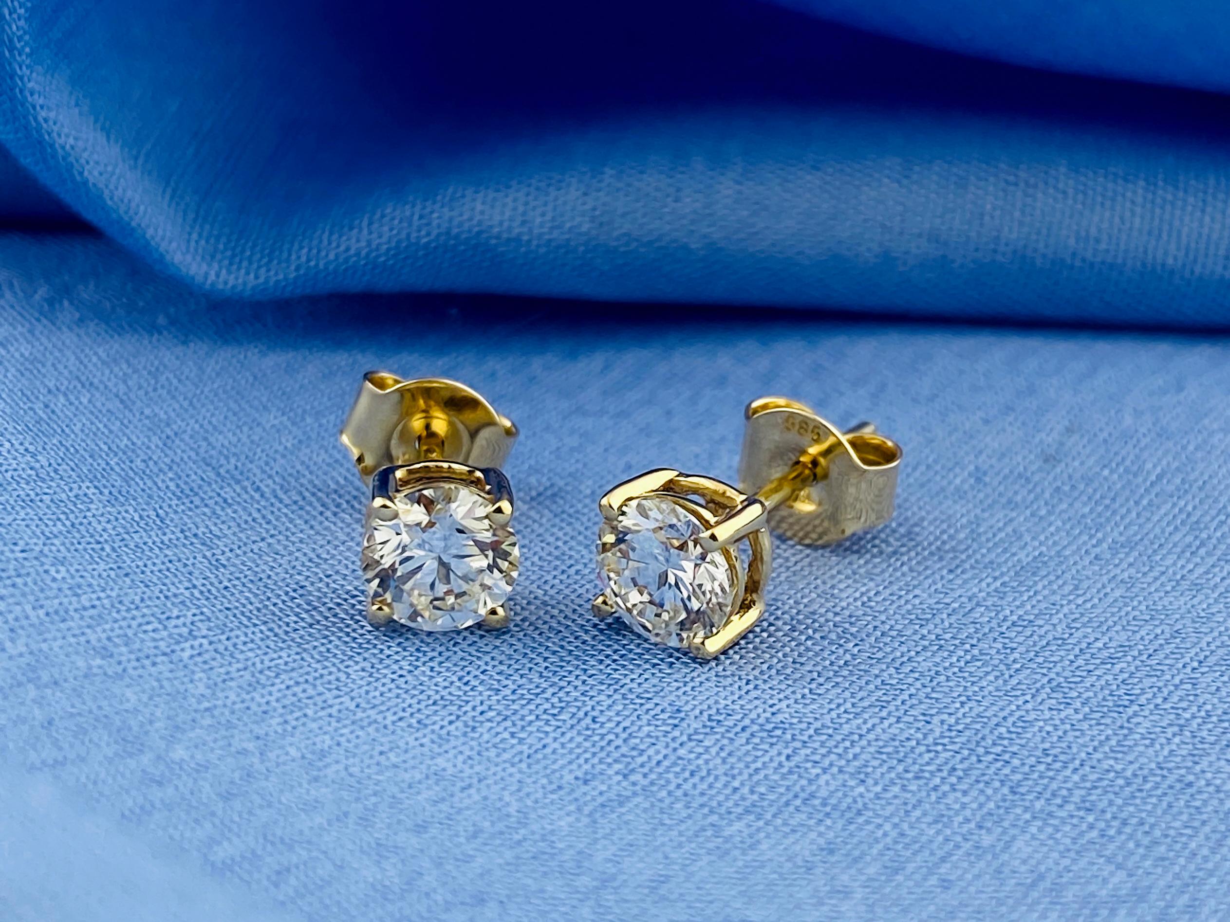 Cette paire classique de boucles d'oreilles en diamant offre une élégance durable, adaptée à une utilisation quotidienne ou à des occasions spéciales. Réalisées en or jaune riche, ces boucles d'oreilles présentent des diamants brillants de taille