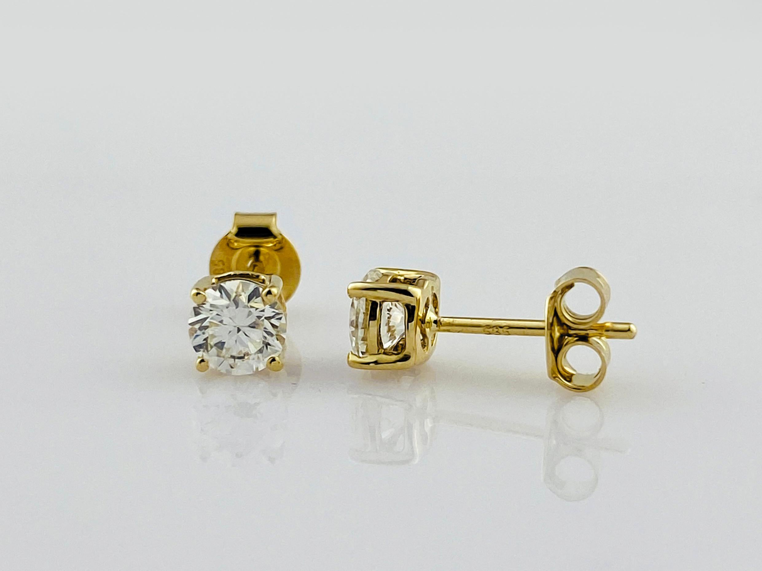 Boucles d'oreilles en or jaune 14KT avec diamant rond classique Neuf - En vente à Antwerp, BE