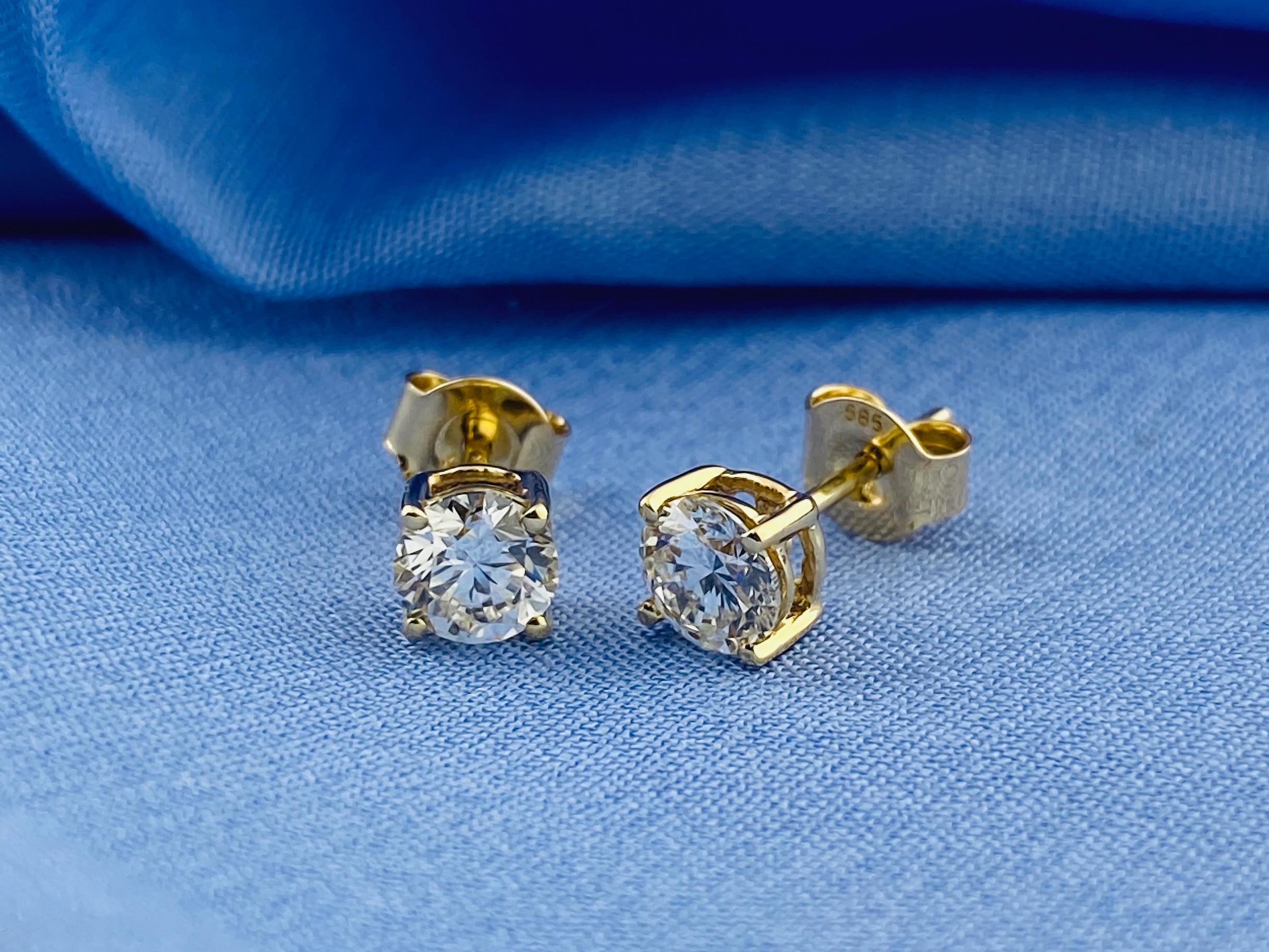 Boucles d'oreilles en or jaune 14KT avec diamant rond classique Pour femmes en vente