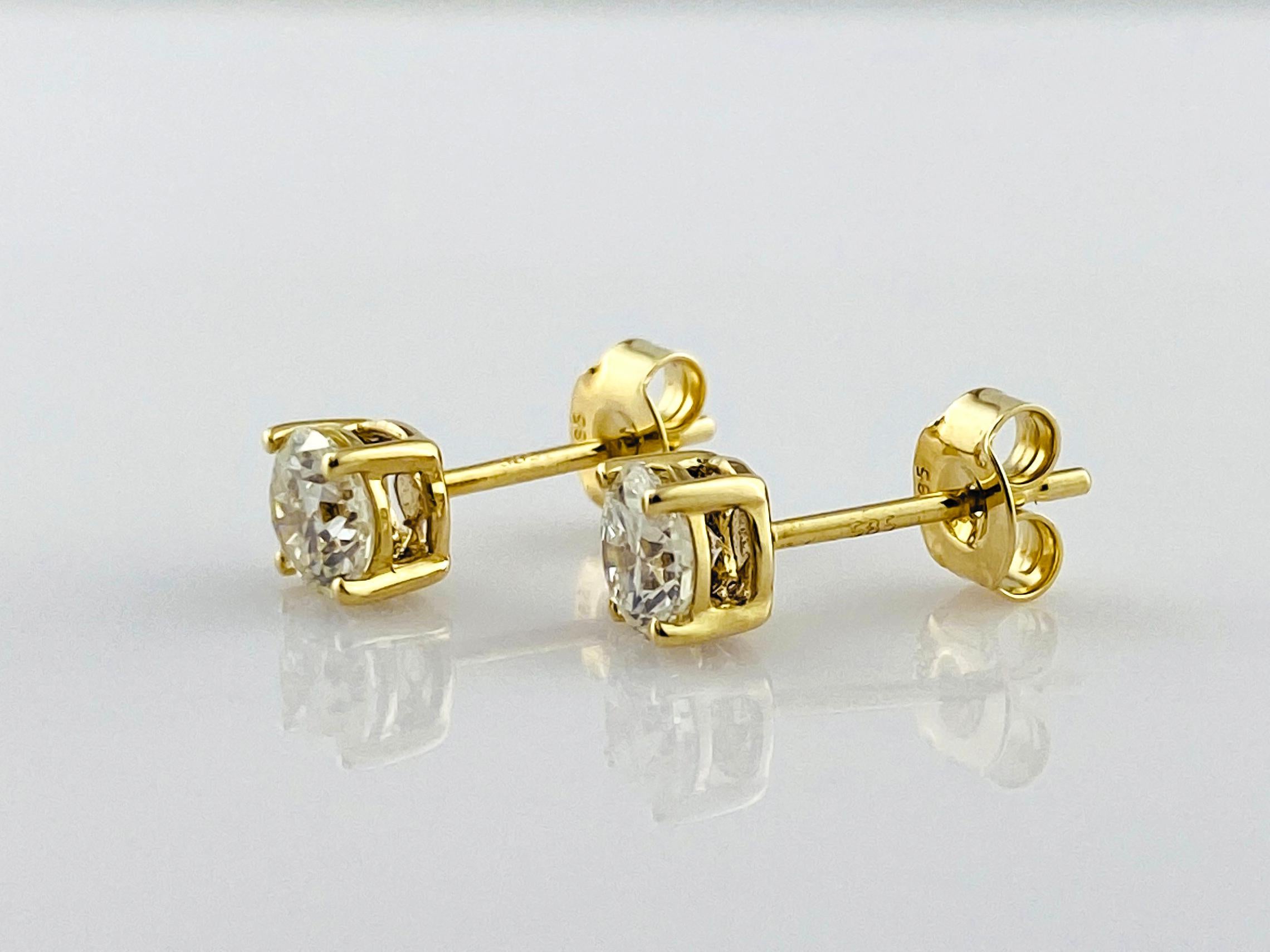Boucles d'oreilles en or jaune 14KT avec diamant rond classique en vente 1