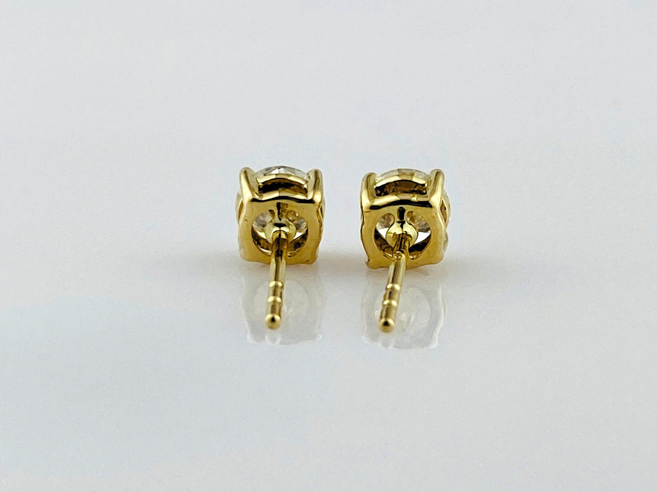 Boucles d'oreilles en or jaune 14KT avec diamant rond classique en vente 2