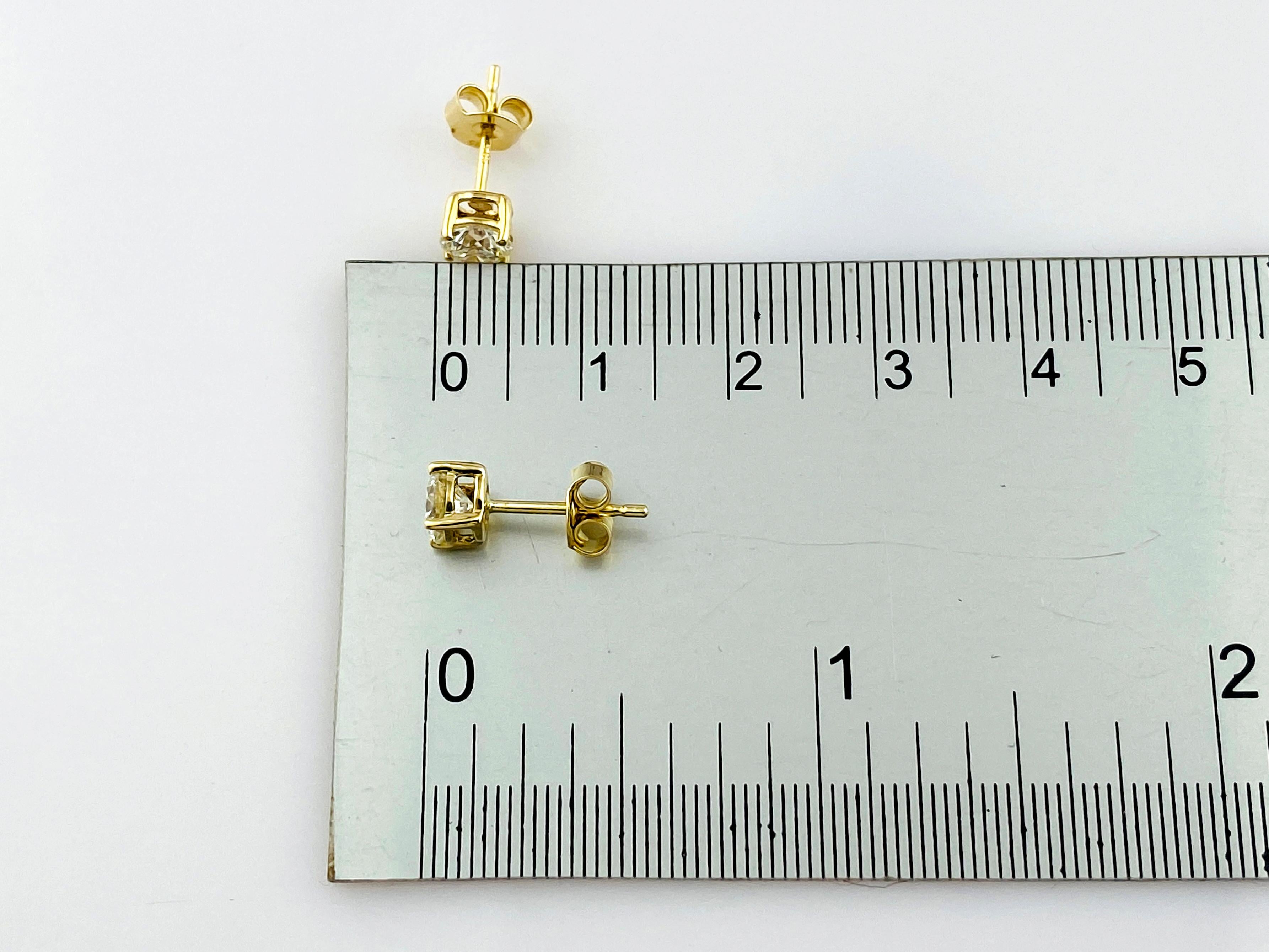 Boucles d'oreilles en or jaune 14KT avec diamant rond classique en vente 3