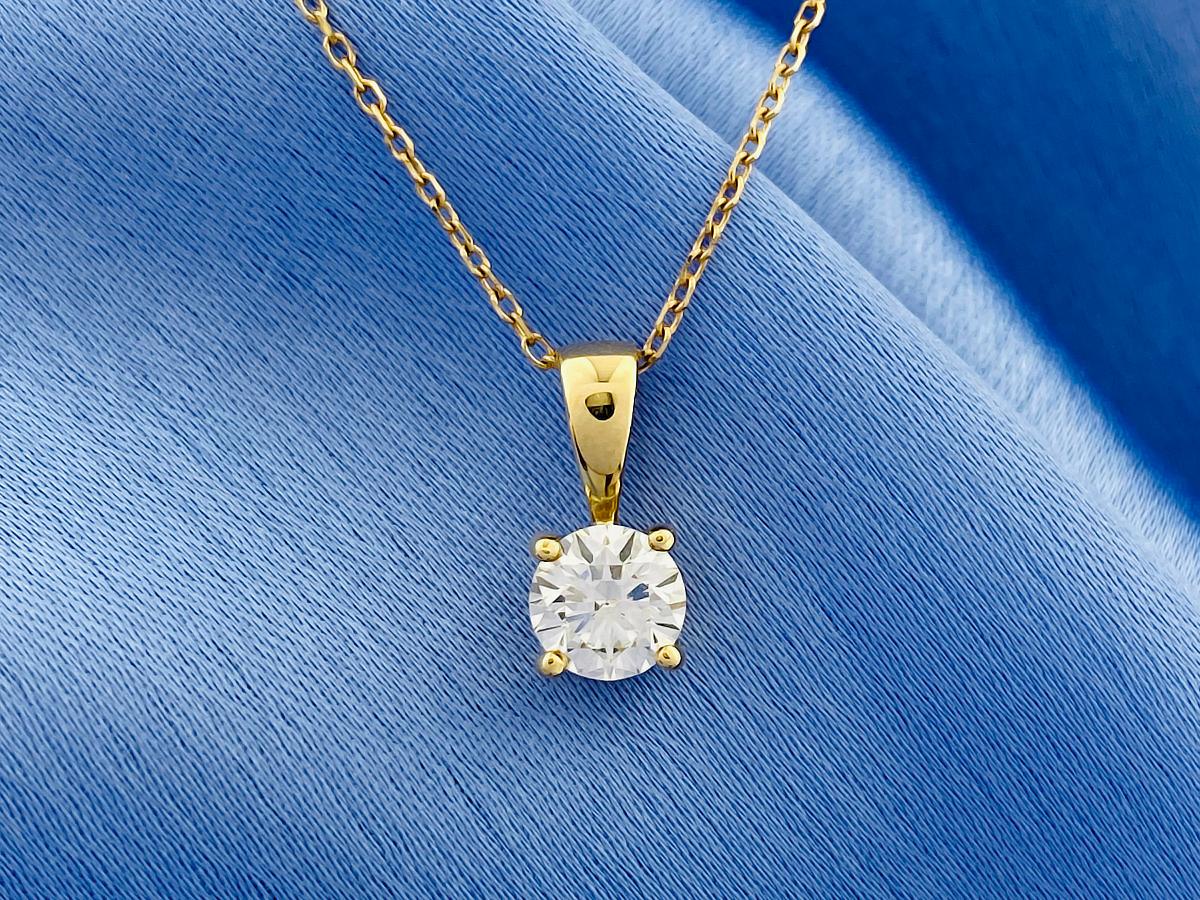 Dieser klassische Solitär-Anhänger bietet ein minimalistisches und elegantes Design, perfekt für den täglichen Gebrauch oder als zeitloses Geschenk. Er ist mit einem einzelnen Brillanten im Rundschliff besetzt, der sicher in einer vierzackigen