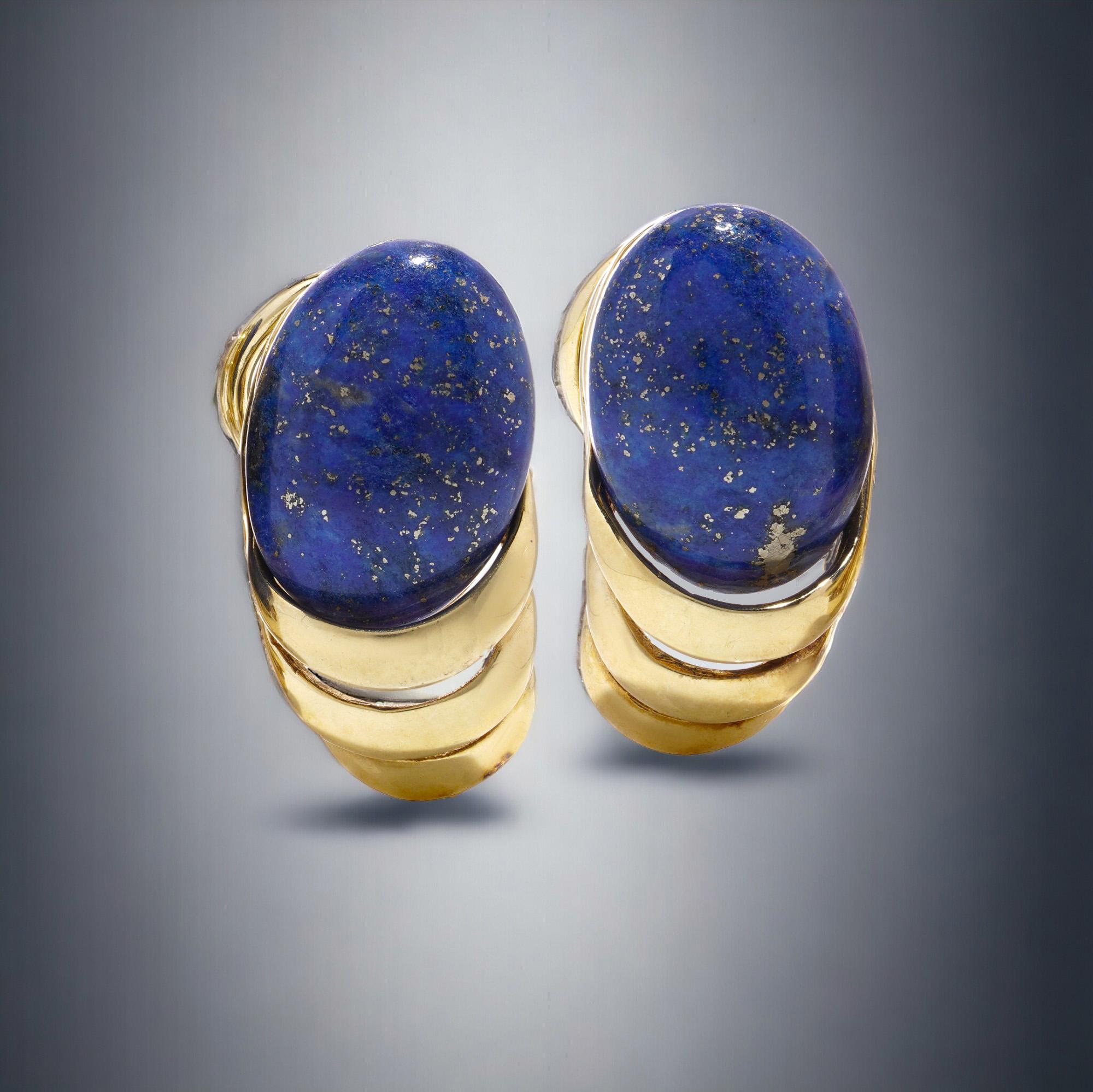 Vintage 14kt Gelbgold Clip-On Ohrstecker mit ovalen Cabochon Lapis Lazuli Stones.

Diese atemberaubenden Vintage-Ohrringe bestehen aus einem Paar ovaler Lapislazuli-Cabochons, die in 14-karätigem Gelbgold gefasst sind. Jeder Ohrring ist mit der