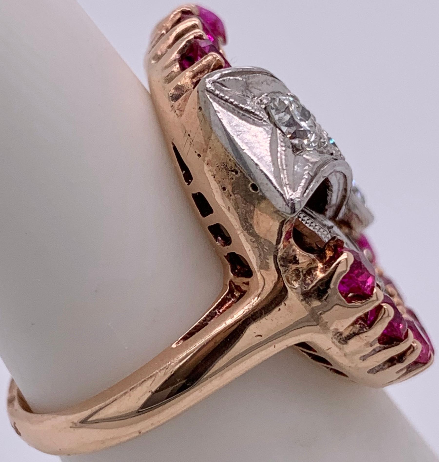 Bague cocktail en or jaune 14 carats avec diamants et rubis à motif tourbillonnant en vente 4