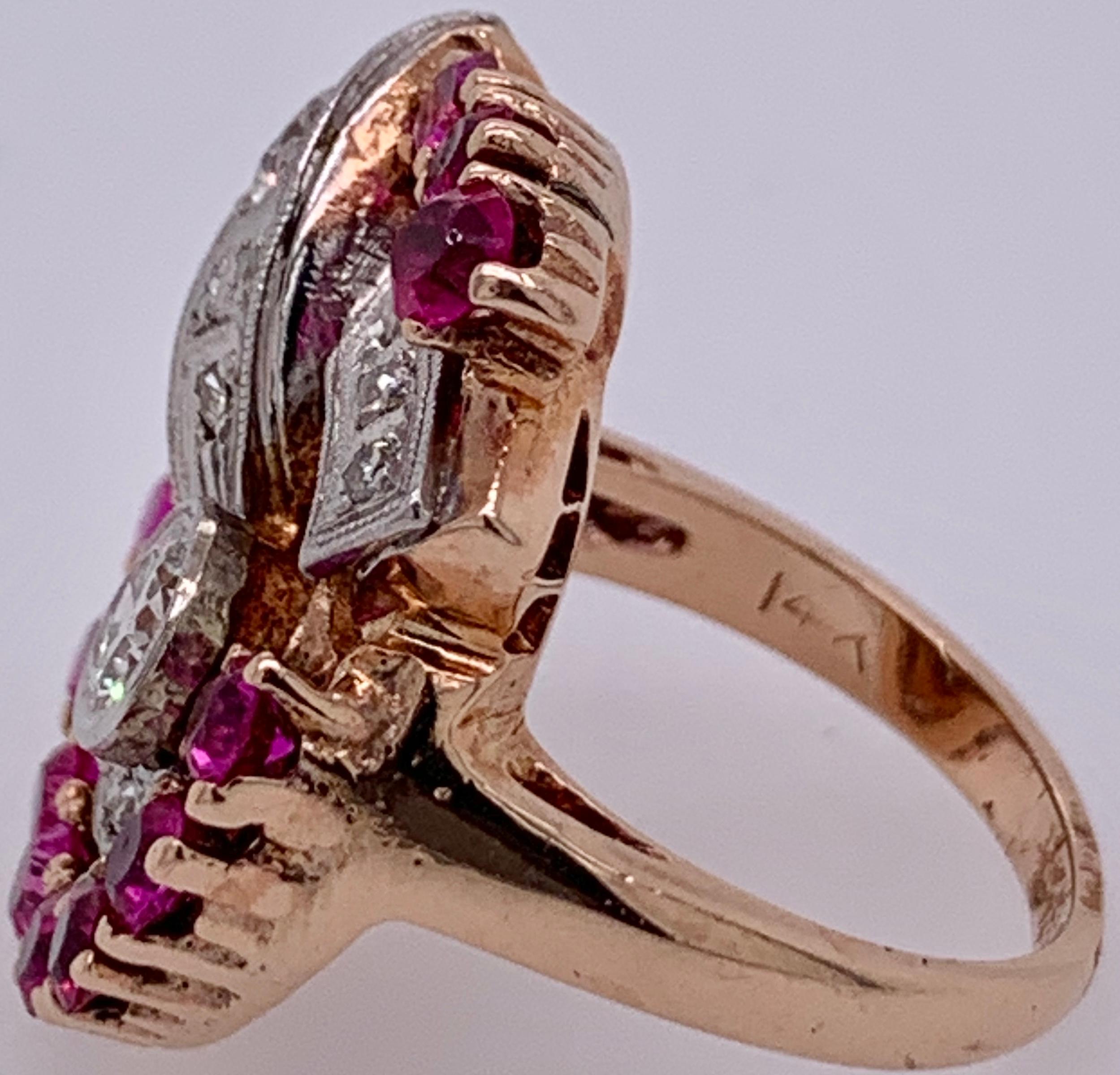 Bague cocktail en or jaune 14 carats avec diamants et rubis à motif tourbillonnant en vente 6