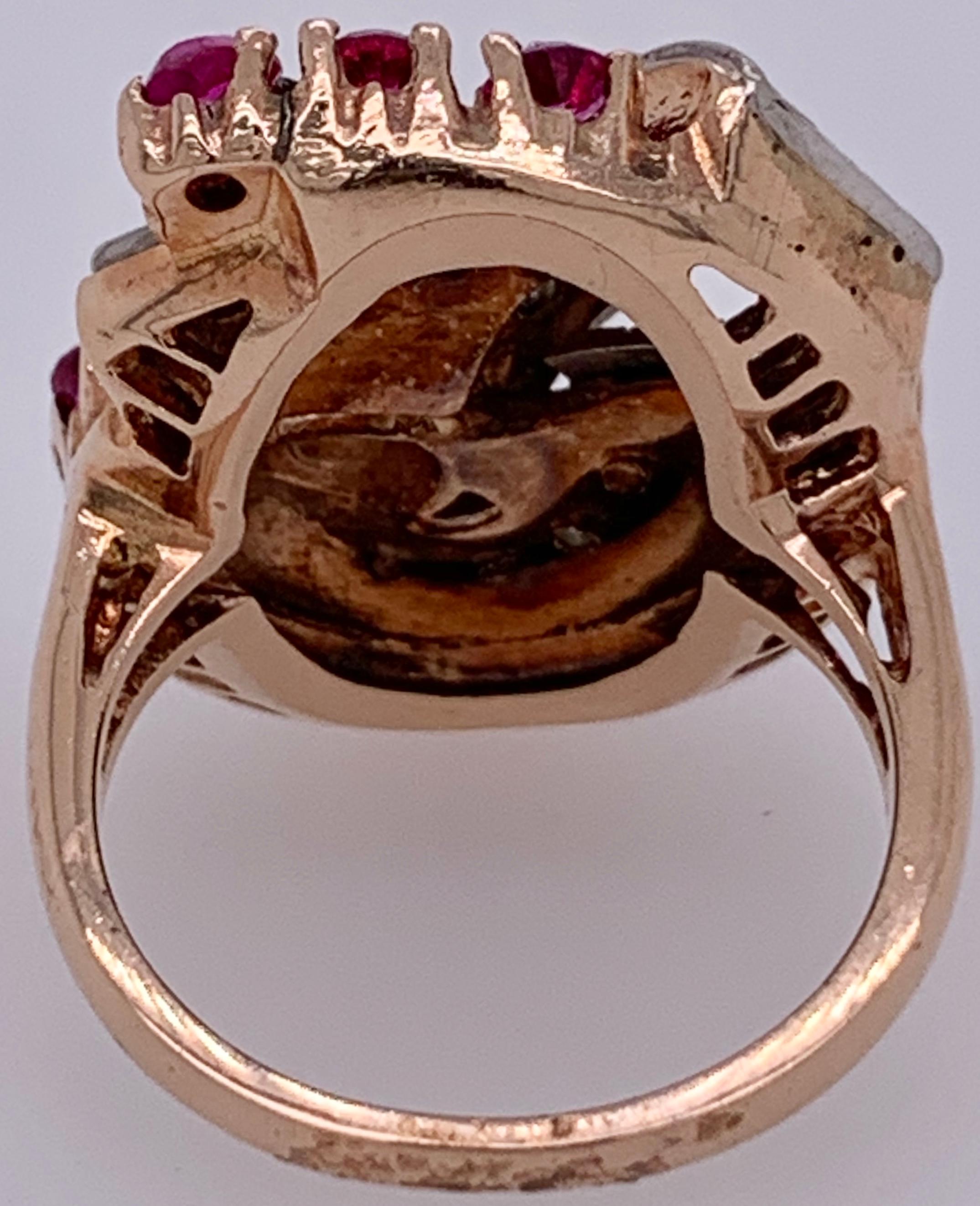 Bague cocktail en or jaune 14 carats avec diamants et rubis à motif tourbillonnant en vente 7