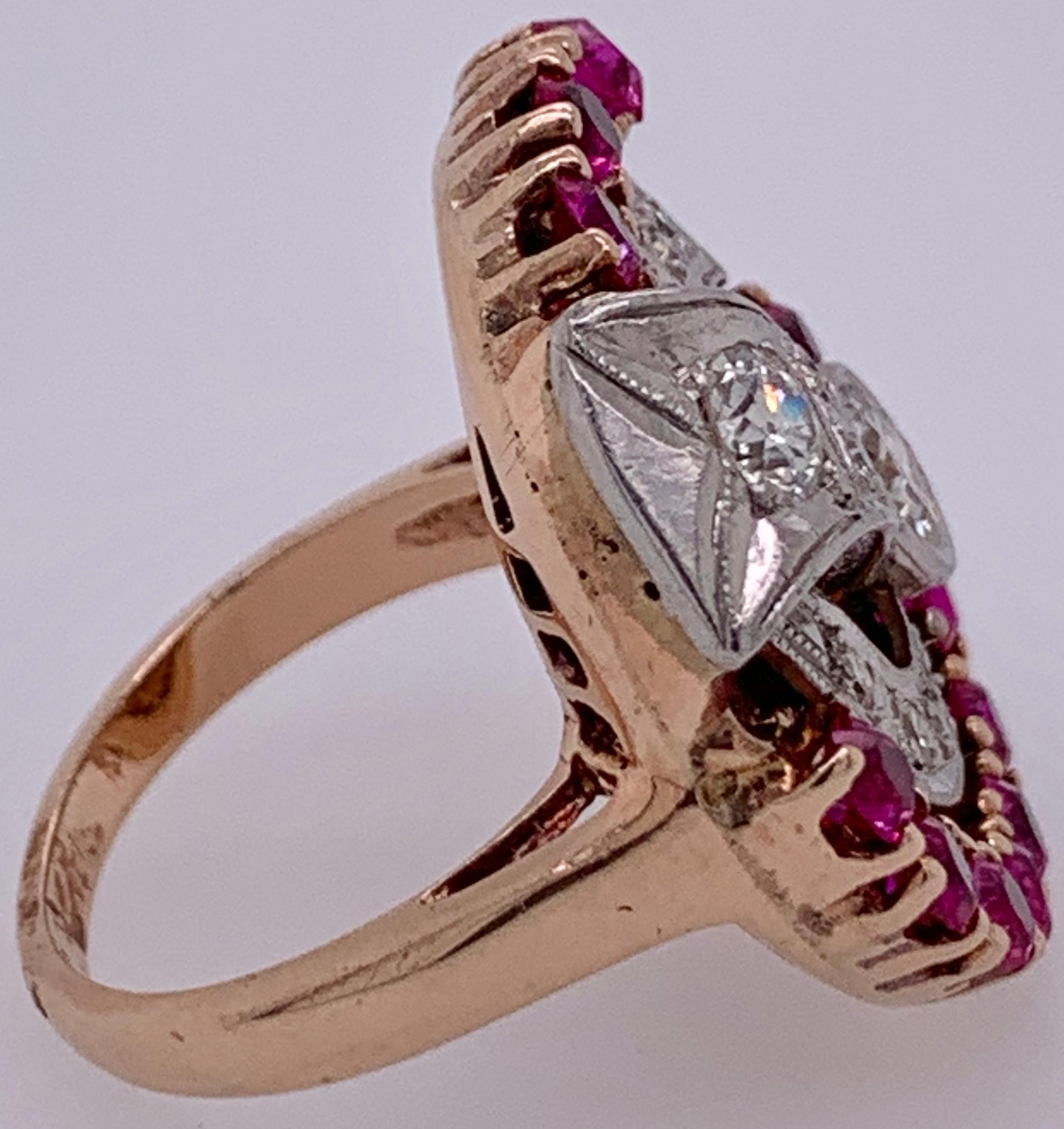 Bague cocktail en or jaune 14 carats avec diamants et rubis à motif tourbillonnant en vente 8