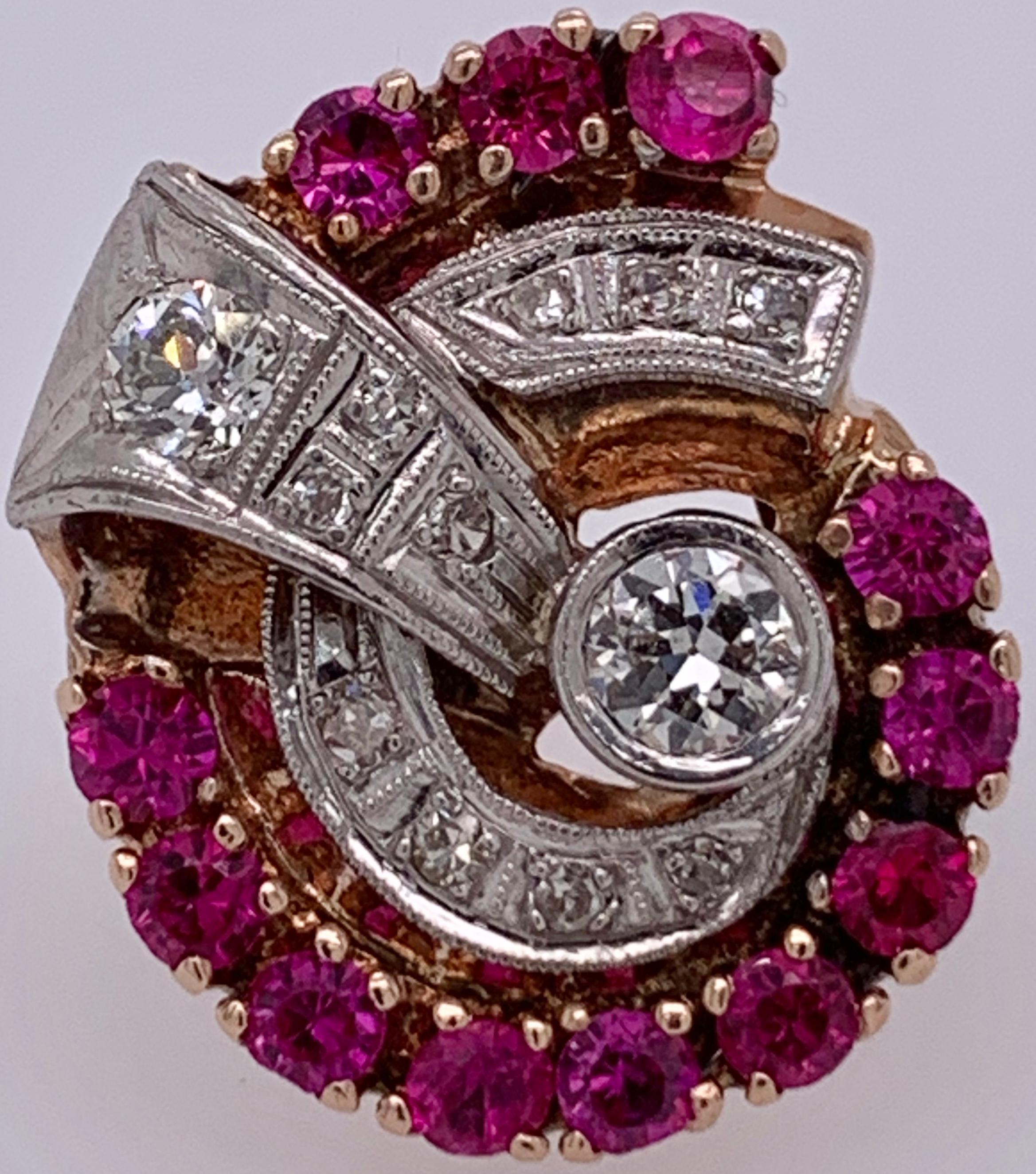 Bague cocktail en or jaune 14Kt avec diamants et rubis dans un motif tourbillonnant. Cette magnifique bague Dinner mesure pour une taille 6.5. Le diamant central de 0,50ct est entouré de sept petits diamants tourbillonnants qui mènent à un diamant