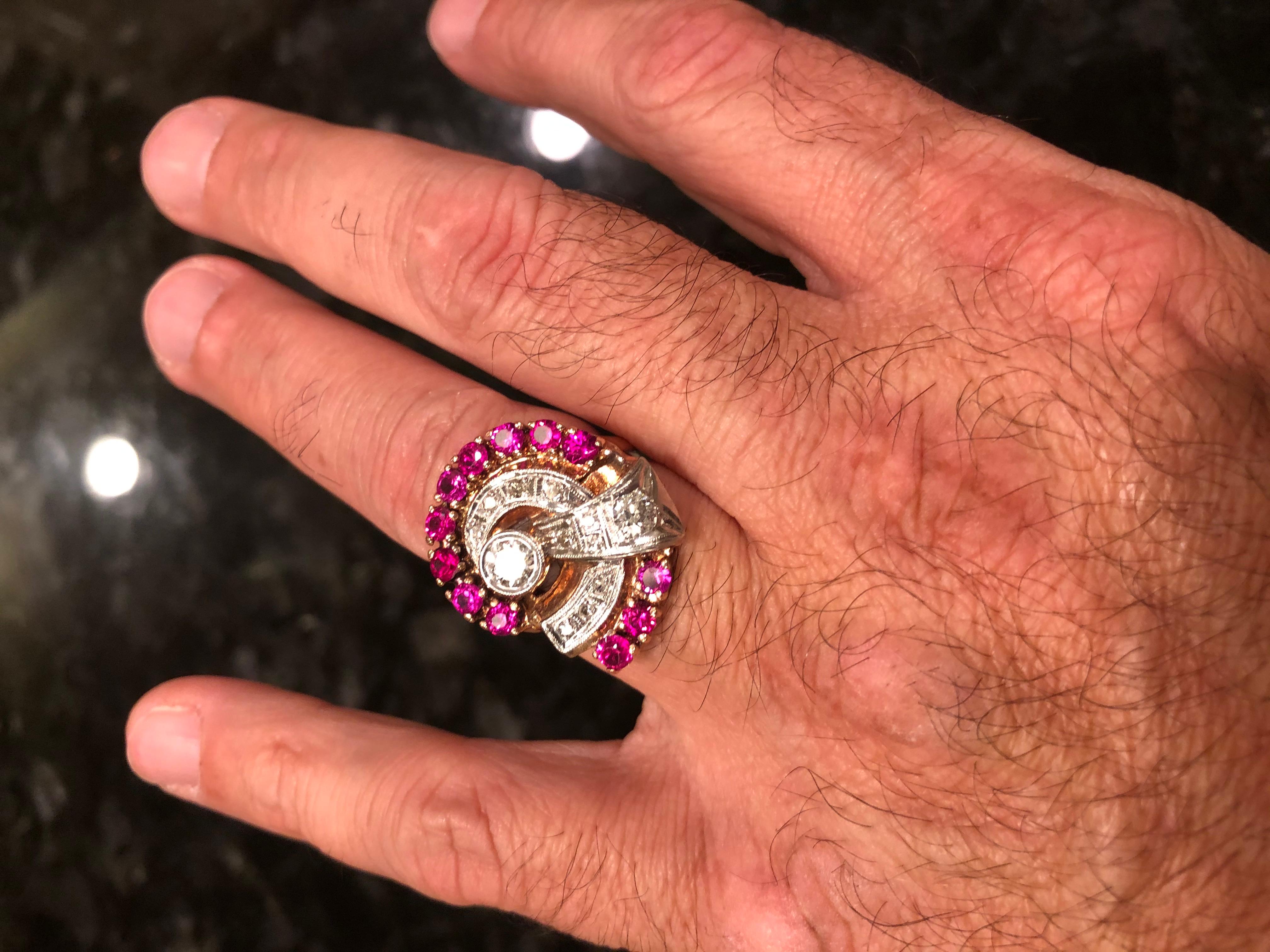 Taille ronde Bague cocktail en or jaune 14 carats avec diamants et rubis à motif tourbillonnant en vente
