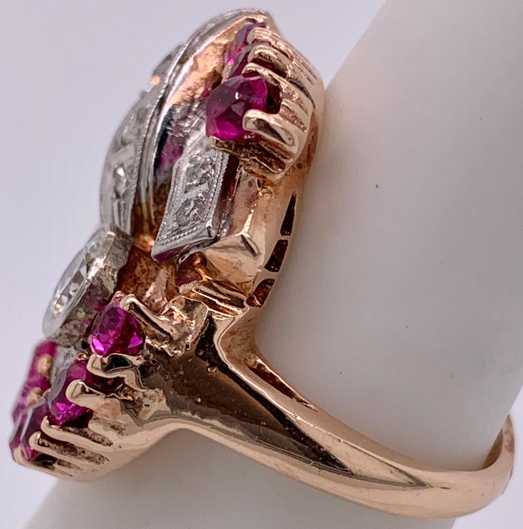Bague cocktail en or jaune 14 carats avec diamants et rubis à motif tourbillonnant Bon état - En vente à Manhasset, NY
